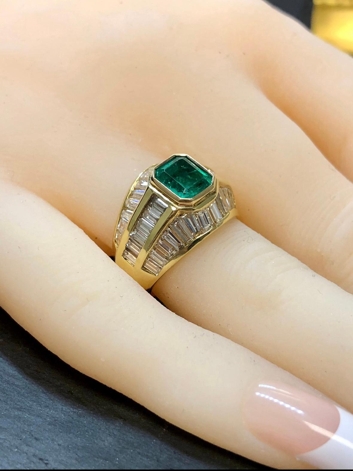 18K Emerald Baguette Diamond Ring In Good Condition For Sale In Winter Springs, FL