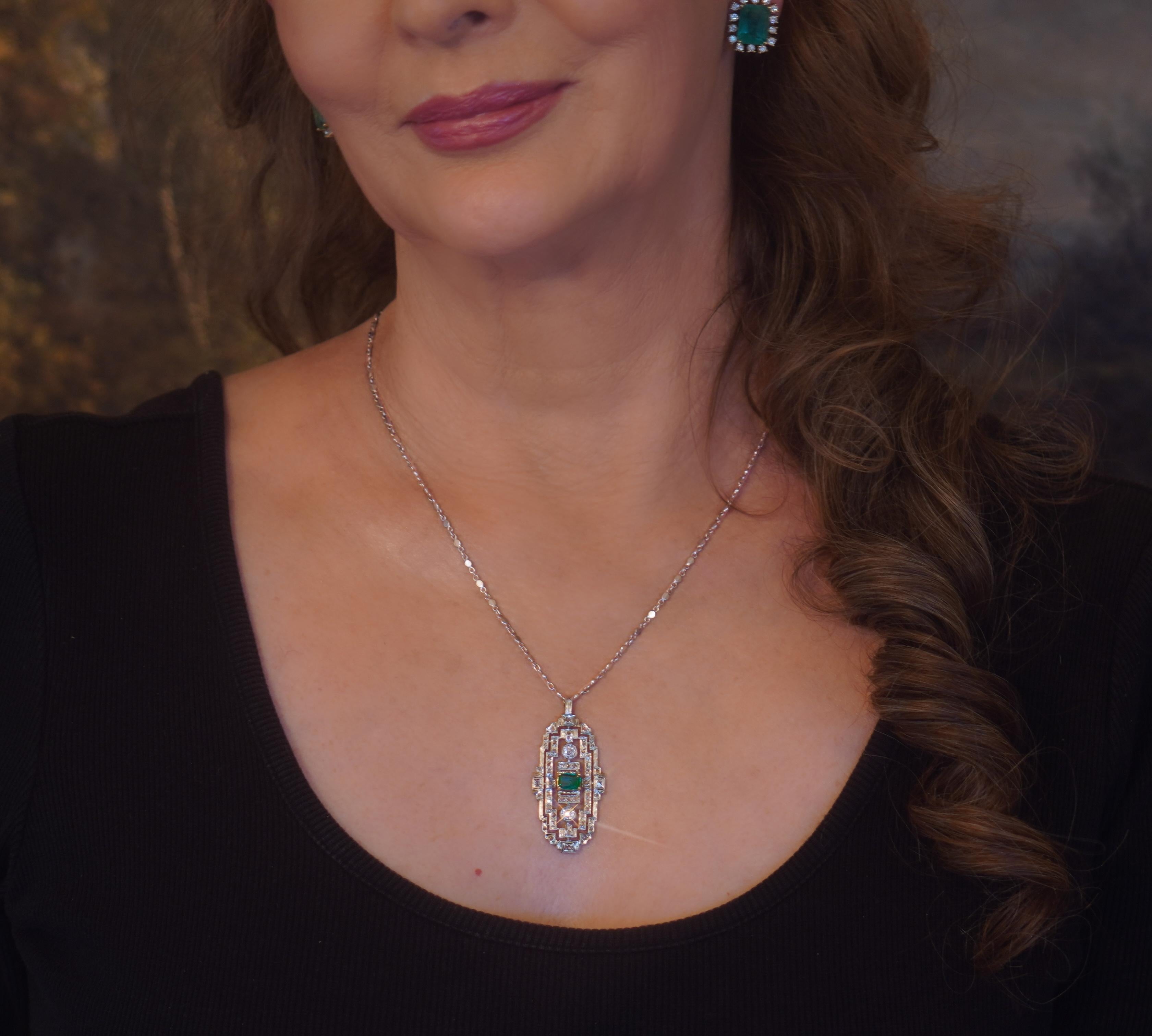 Old South Jewell è orgogliosa di presentare... Lusso d'epoca.  CERTIFICATO GIA ANTICO SMERALDO COLOMBIANO DA 2,76 CARATI E DIAMANTE 18K PENDENTE & SCATOLA!    RARO, LUSSUOSO E ANTICO 18 CARATI CON SMERALDO E DIAMANTI DI GRANDE QUALITÀ.   1,01 CARATI