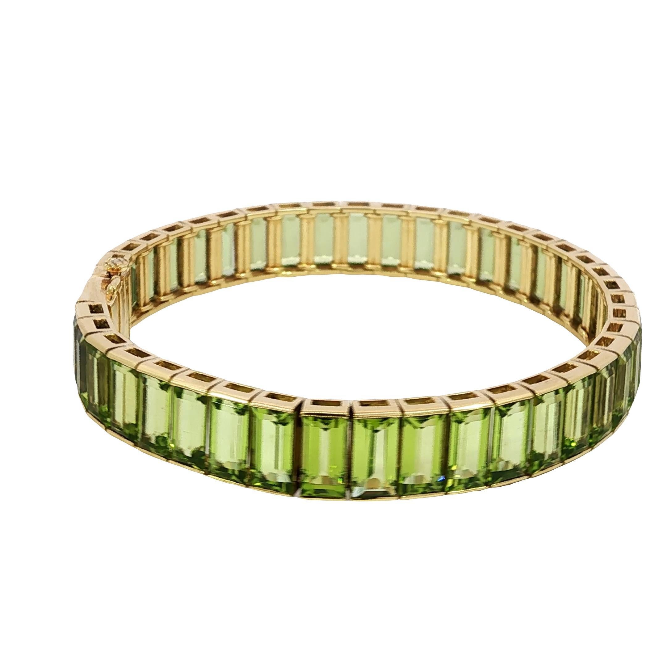 18K Emerald Cut Bracelet Peridot Straight Line Tennis Bracelet 18K Gold ~26ctw In Excellent Condition For Sale In Fairfield, CT