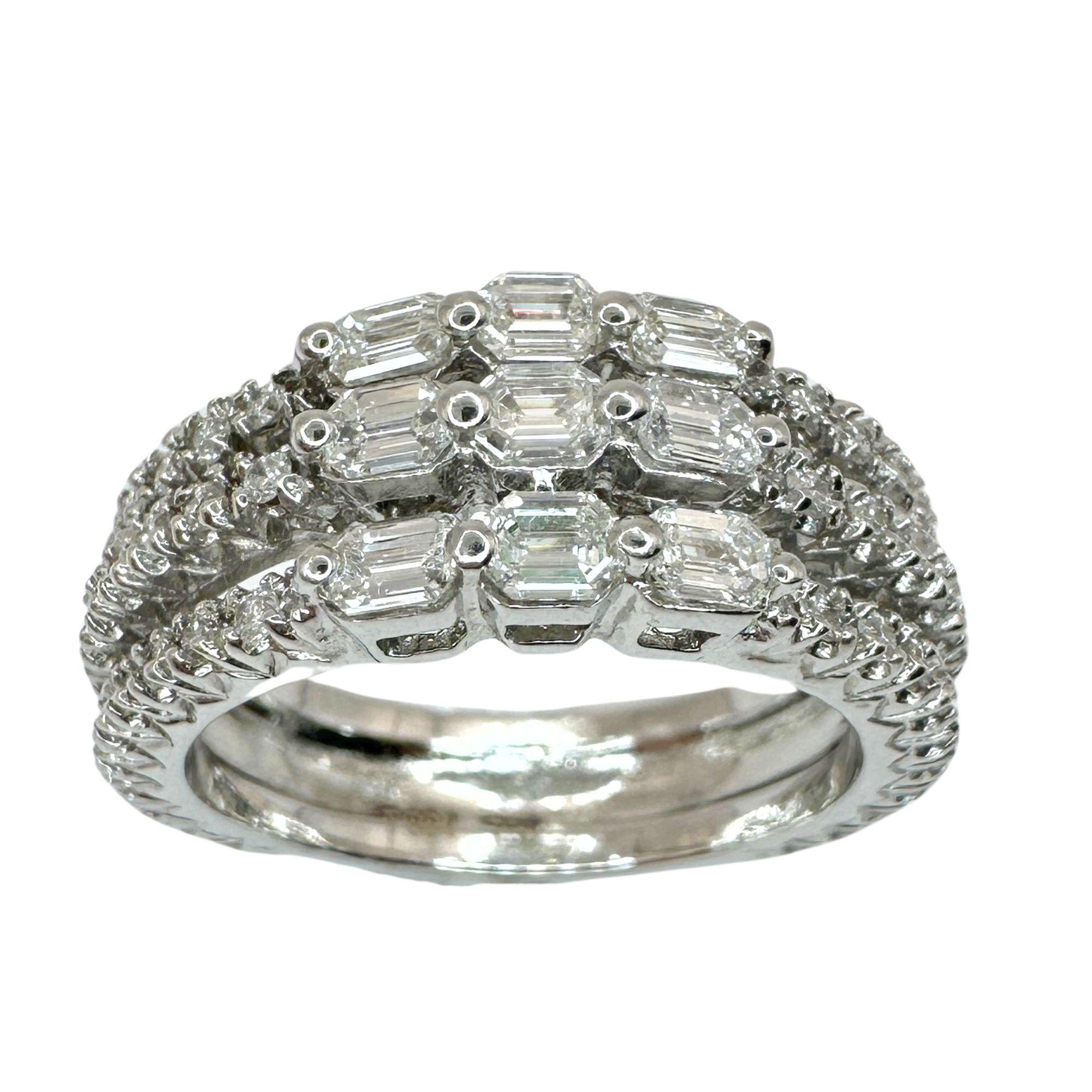 Verströmen Sie Eleganz mit unserem 18k White Gold Emerald Cut Diamond Band Ring. Dieser 8,5 Gramm schwere Ring in Größe 7,25 besteht aus atemberaubenden 0,70 Karat Diamanten im Smaragdschliff, die von 0,67 Karat funkelnden Diamantakzenten