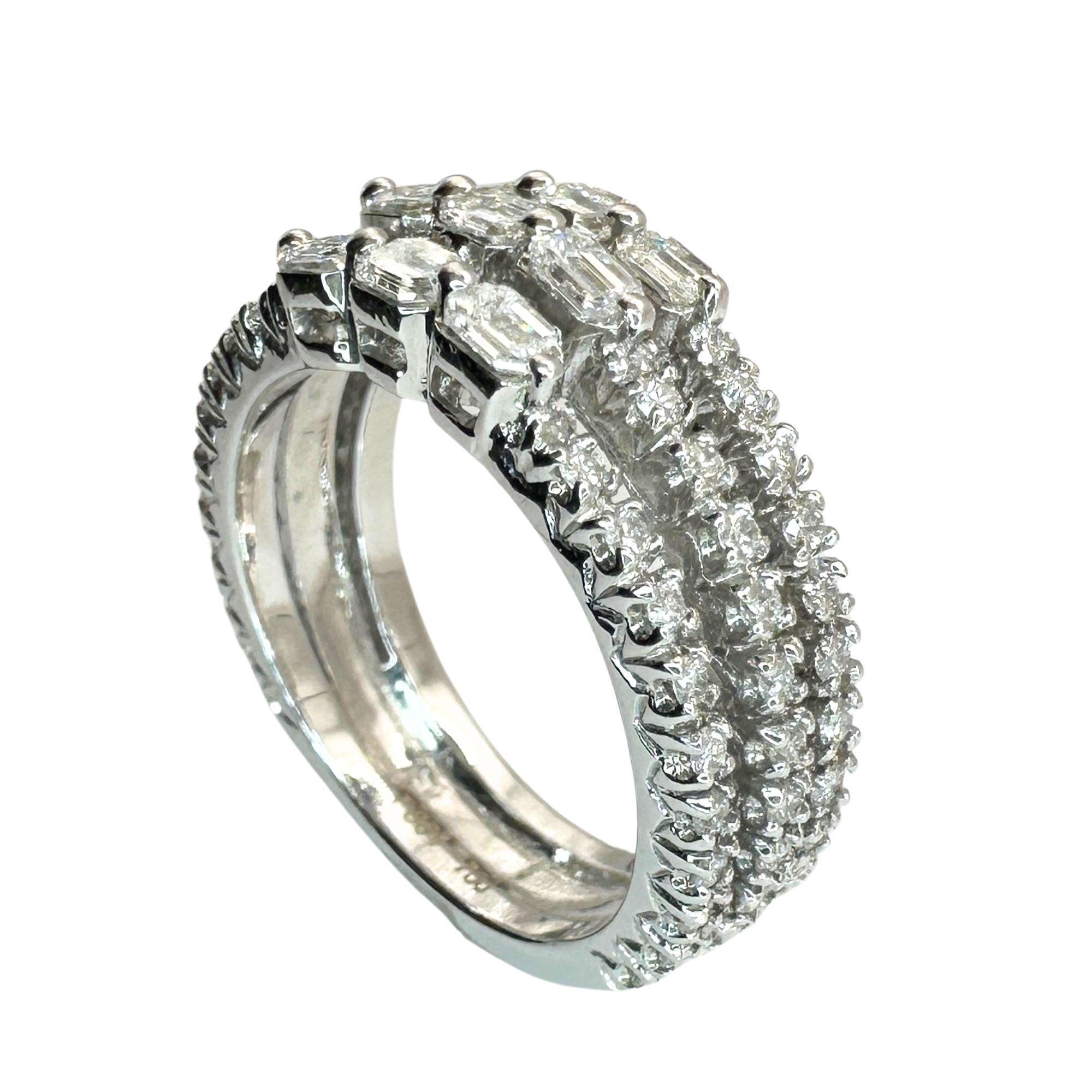 18k Smaragdschliff Diamantband Ring im Angebot 1