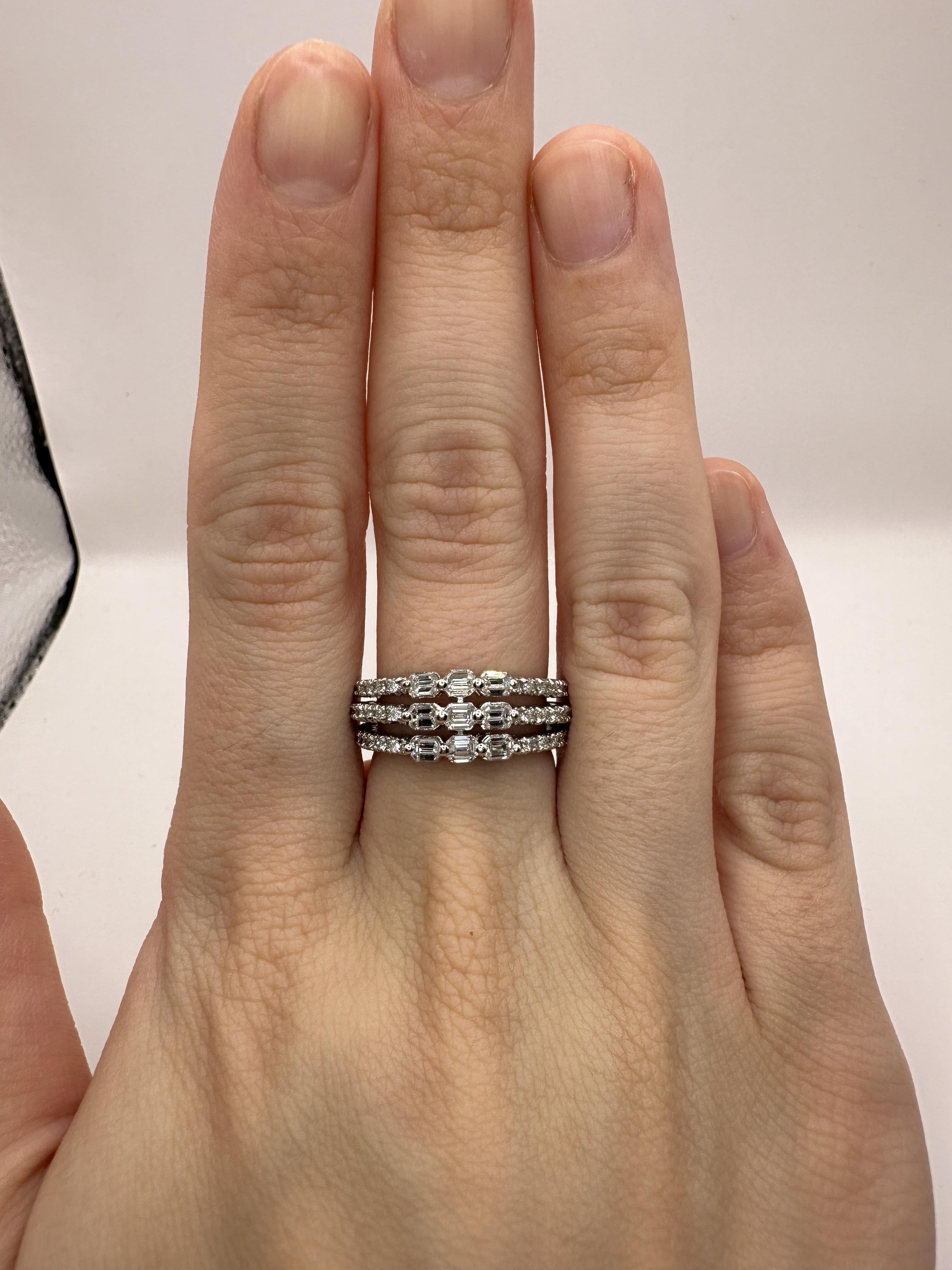 18k Smaragdschliff Diamantband Ring im Angebot 3