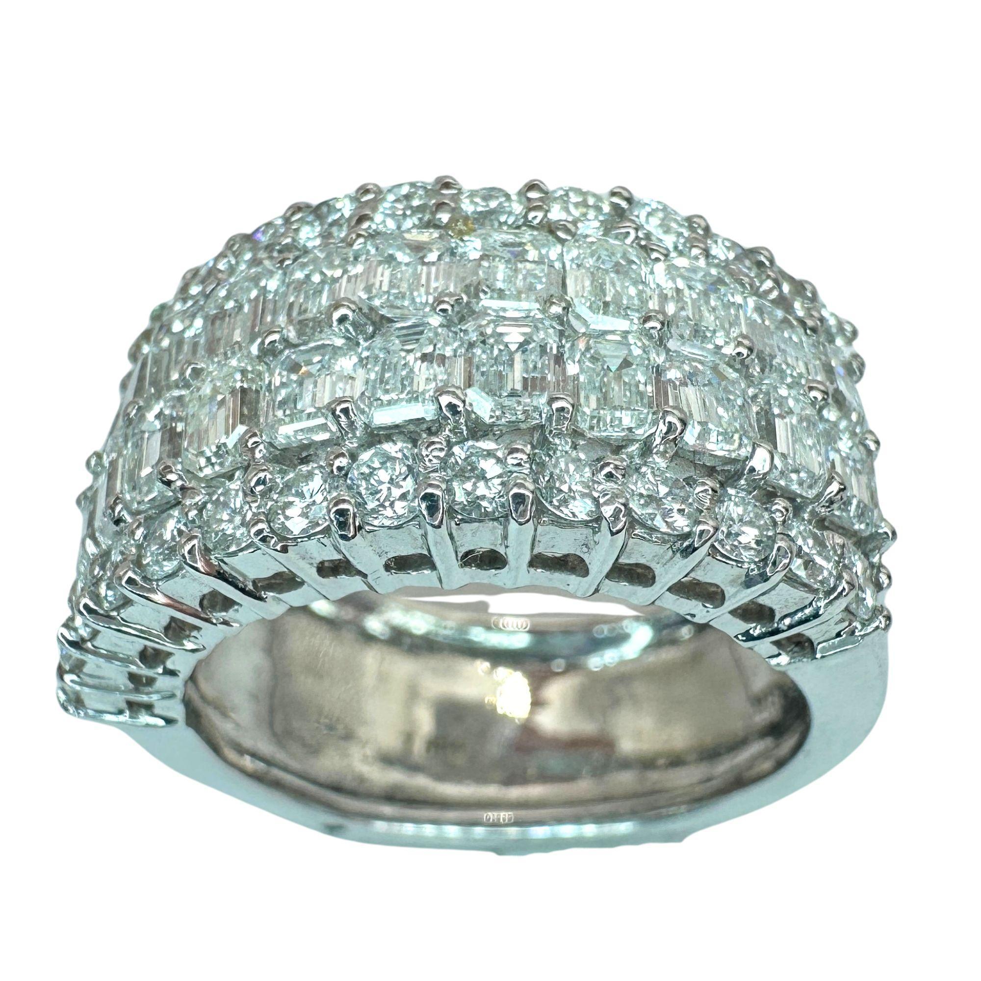 Erhöhen Sie Ihren Stil und glänzen Sie mit diesem atemberaubenden 18k Emerald Cut Diamond Wide Band Ring. Dieser Ring aus 18 Karat Weißgold besteht aus 2,41 Karat Diamanten im Smaragdschliff und 0,65 Karat Diamantakzenten. Der Ring ist in gutem