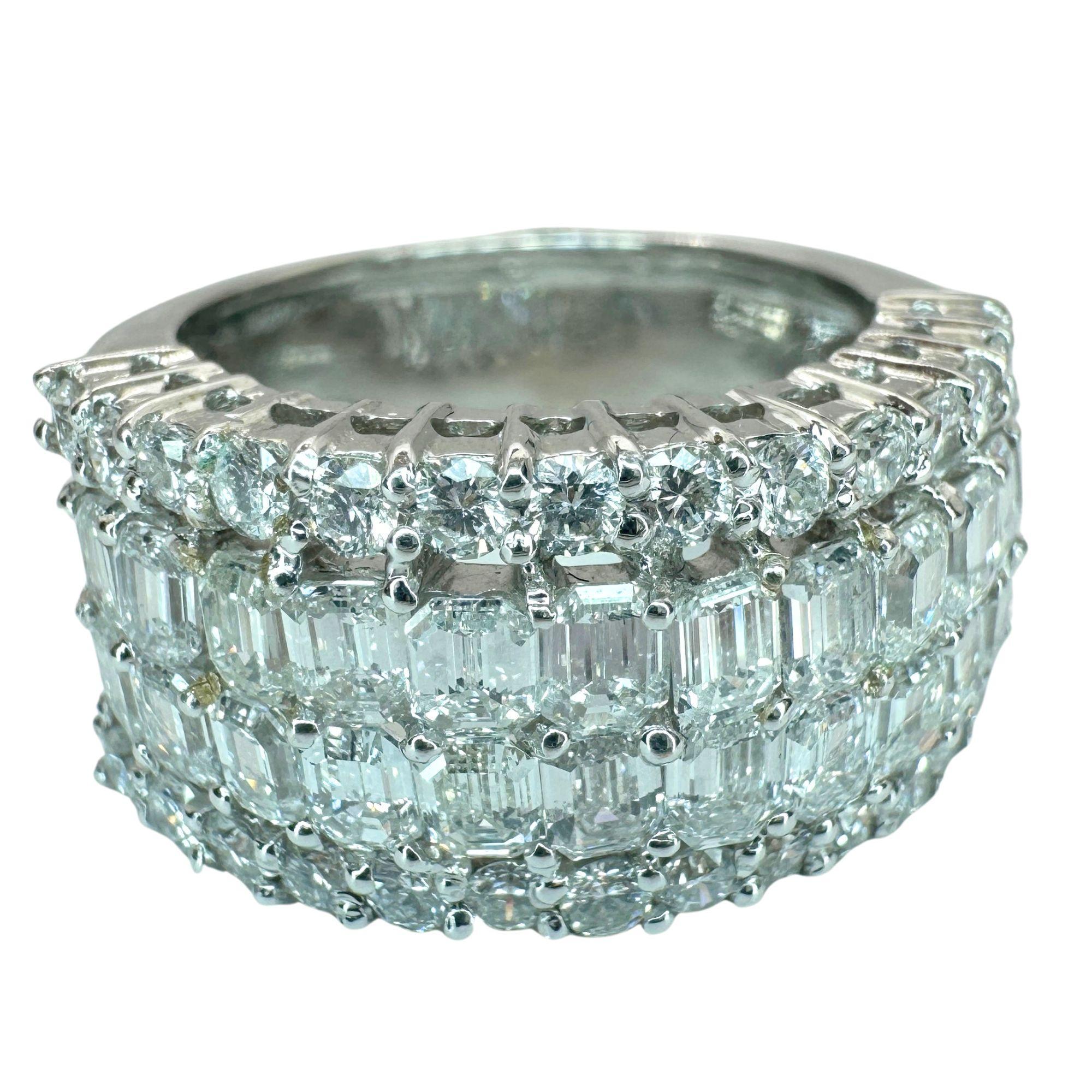 Breiter 18 Karat Smaragdschliff Diamant-Ring im Zustand „Gut“ im Angebot in New York, NY