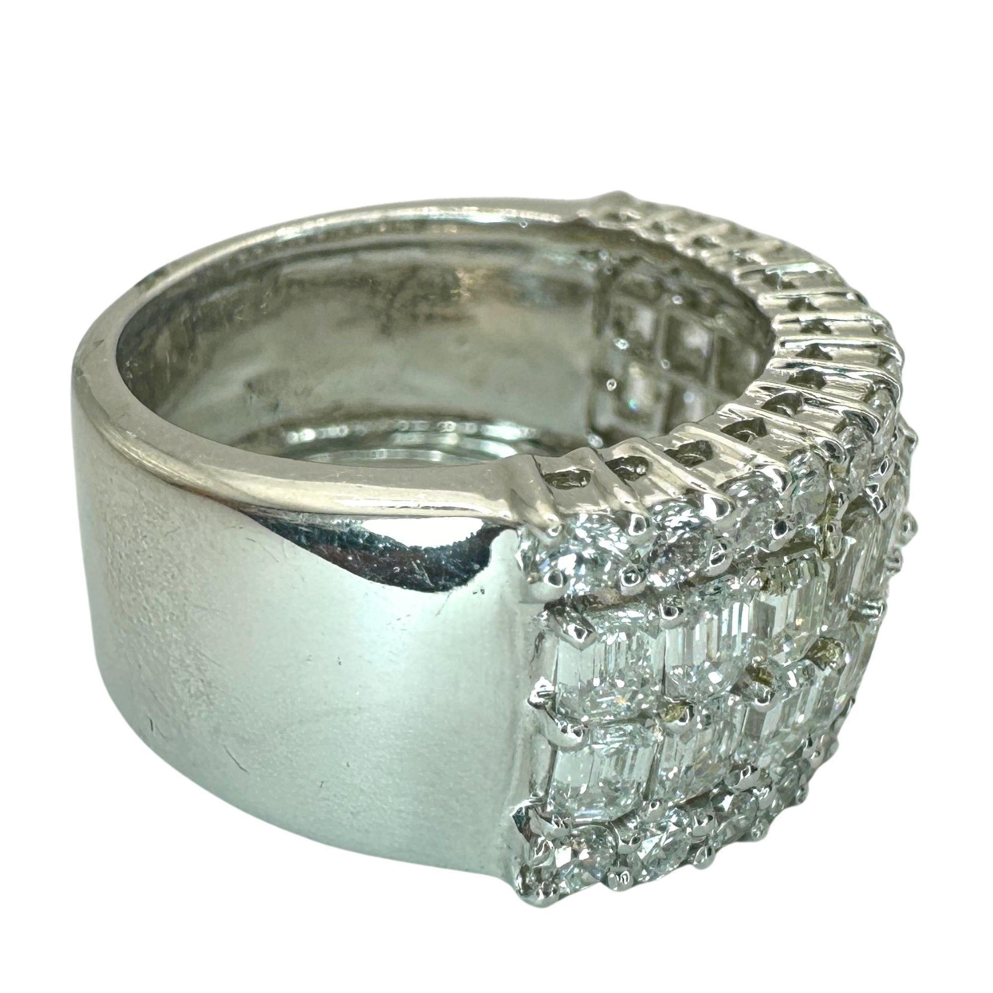 Breiter 18 Karat Smaragdschliff Diamant-Ring im Angebot 1