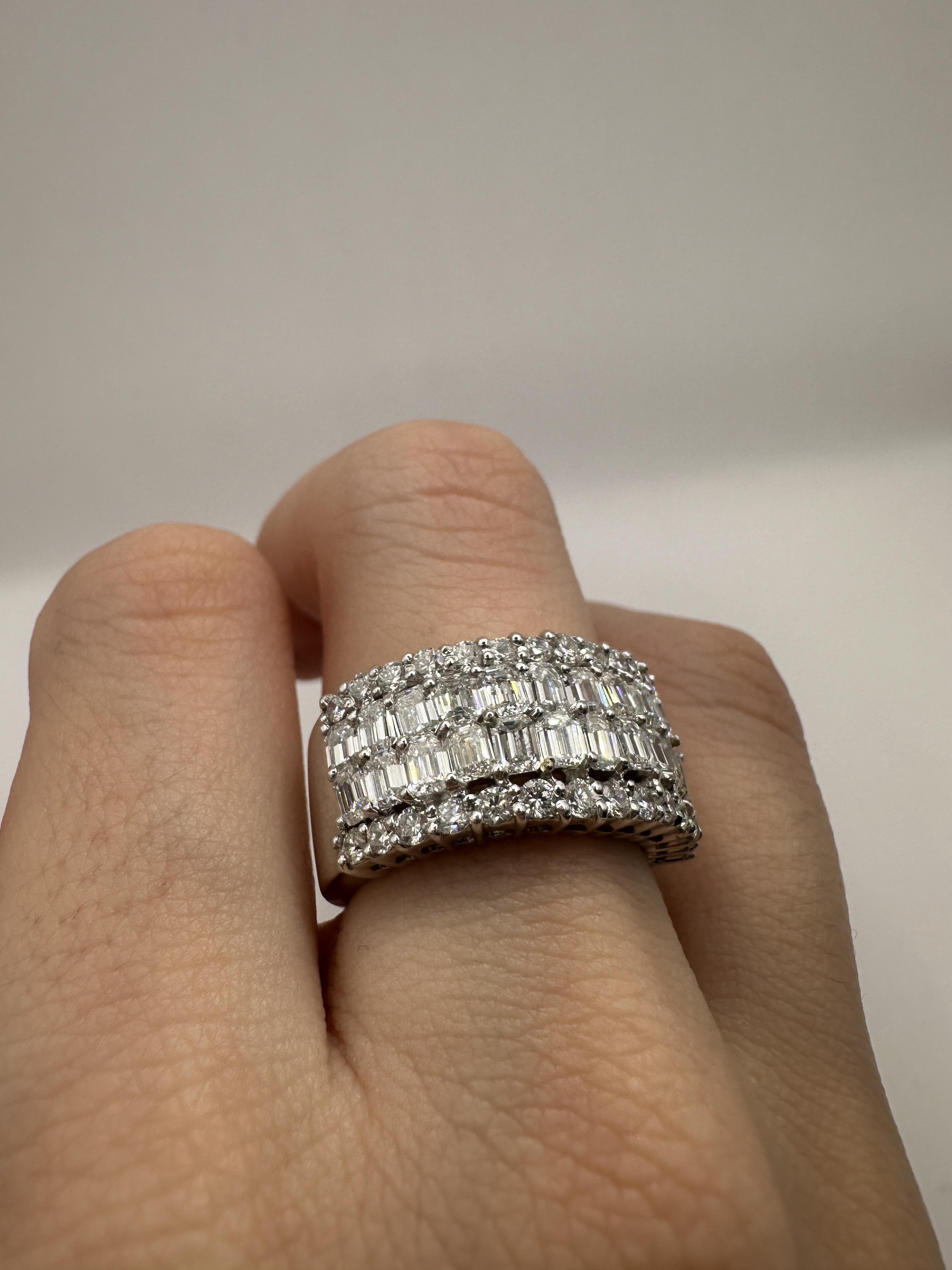 Breiter 18 Karat Smaragdschliff Diamant-Ring im Angebot 4