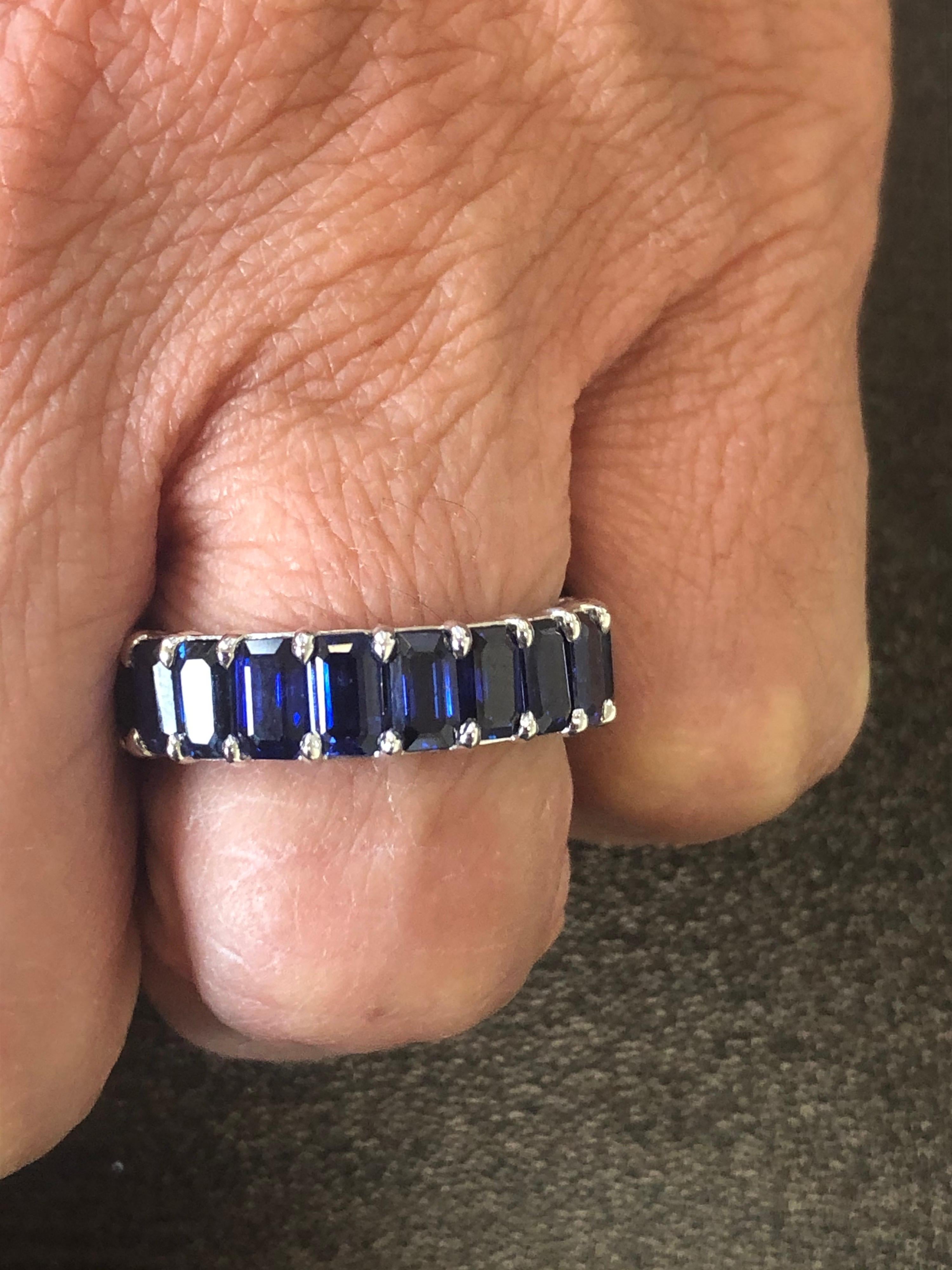 Anillo eternidad zafiro talla esmeralda 14 quilates 6,25 ct. en Nuevo estado para la venta en Great Neck, NY