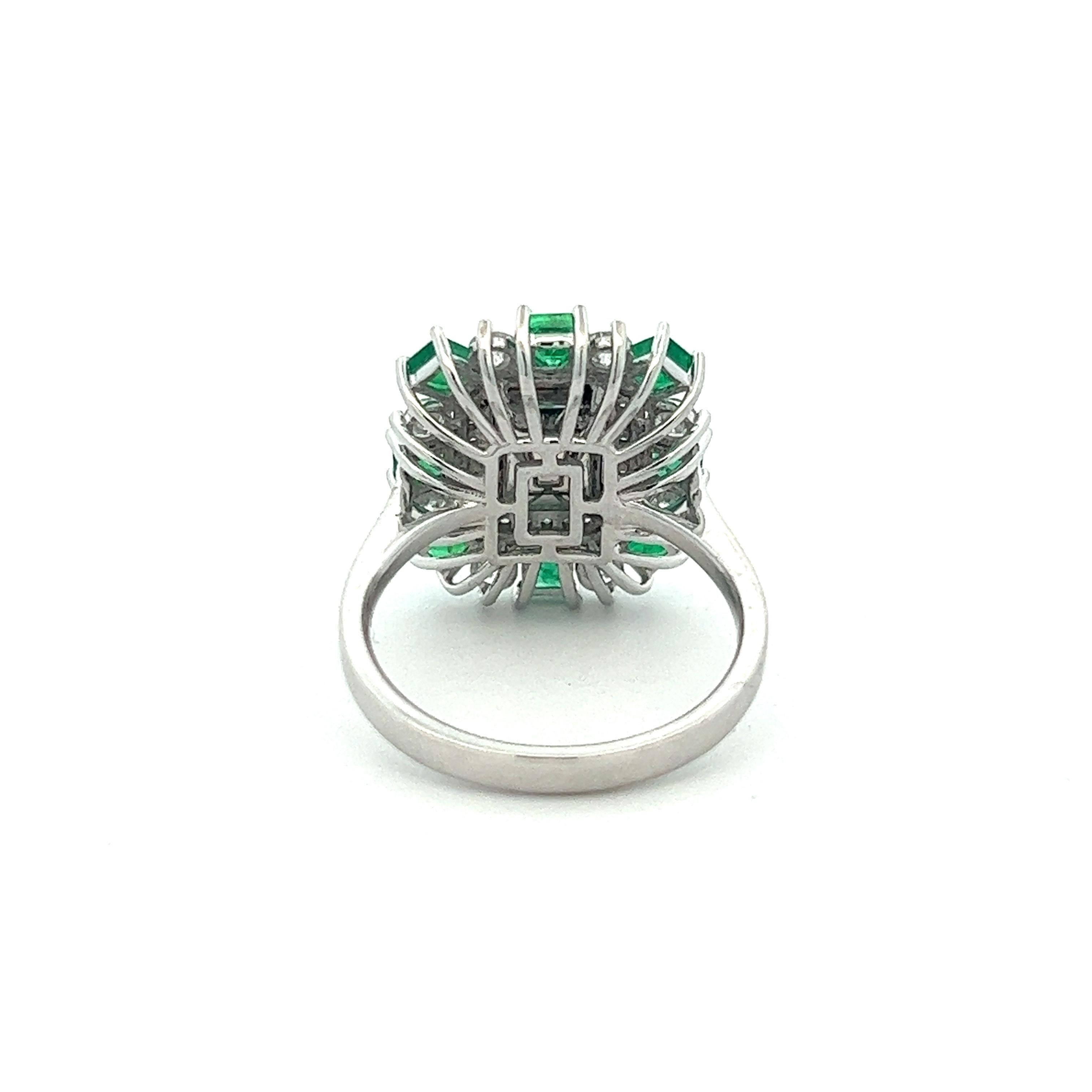 Women's 18k Emerald Diamond Ring For Sale