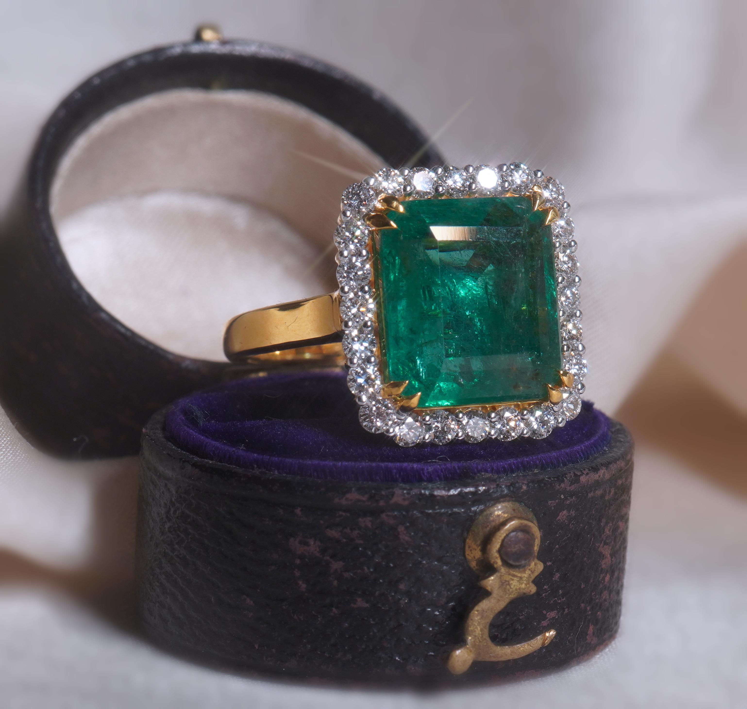 Old South Jewels proudly presents...VINTAGE LUXURY.      18K GIA CERTIFIED EMERALD DIAMOND 5.62 CARAT RING!   VINTAGE GLOWING 4.64 CARAT TRANSPARENT NATURAL EMERALD.    CROWNED WITH VS SPARKLING WHITE EYE CLEAN DIAMONDS.    VERY FINE NATURAL UNDYED,