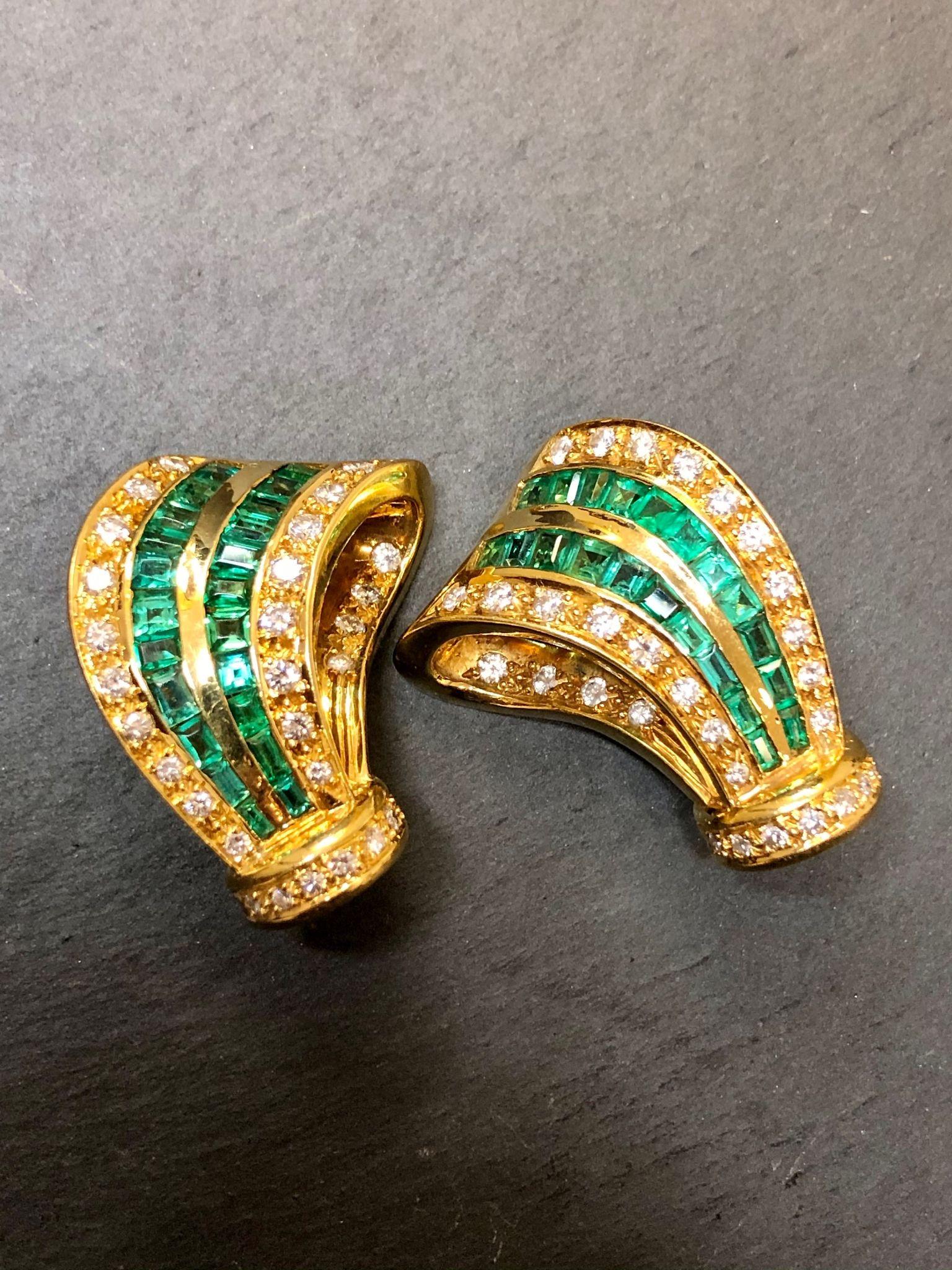Contemporary Estate 18K Emerald Diamond Scroll Huggie Clip Earrings 6.10cttw For Sale