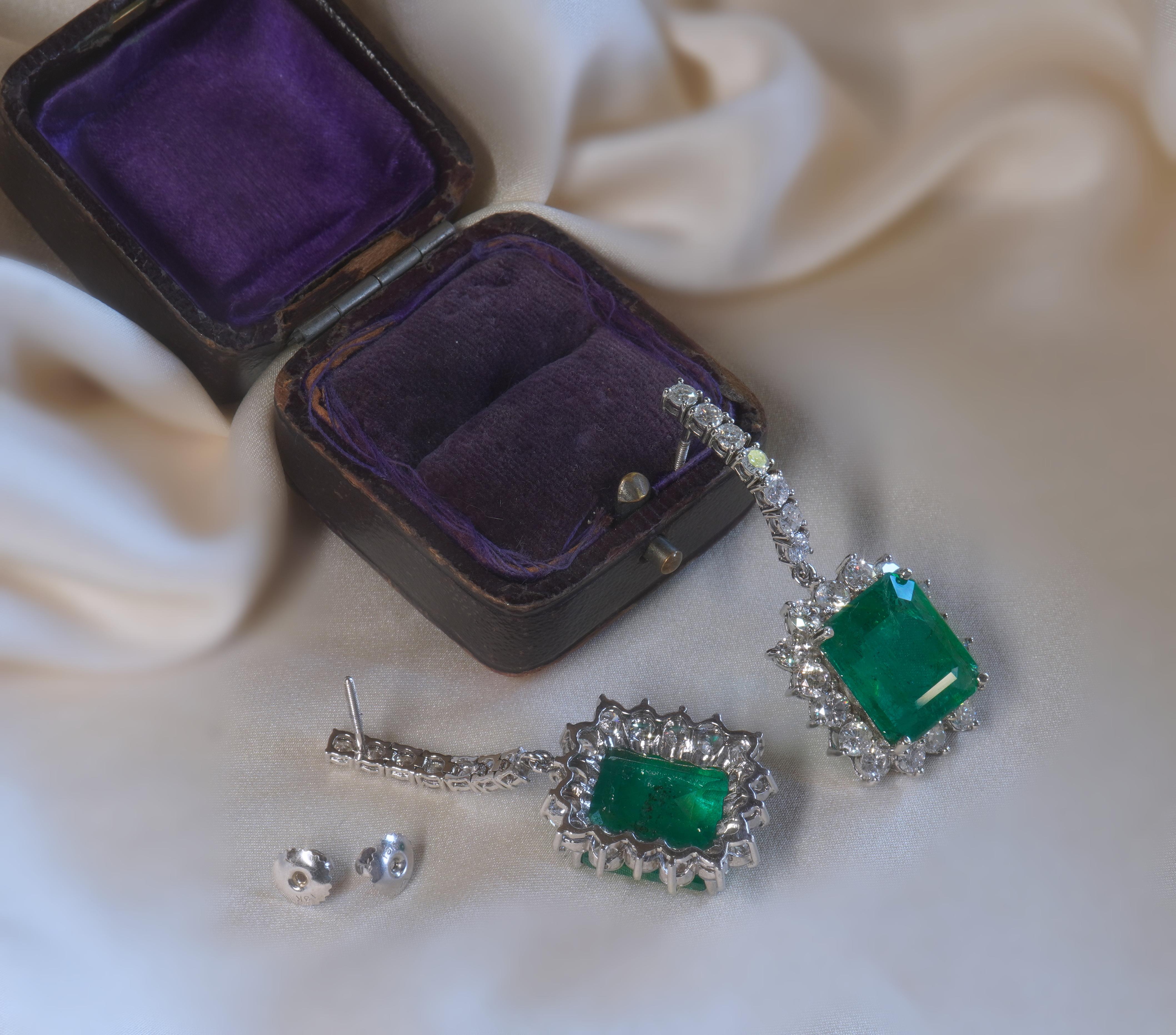 18K Emerald Earrings Diamond Vintage Certified GIA Natural VS Giant 24.12 Carats For Sale 3