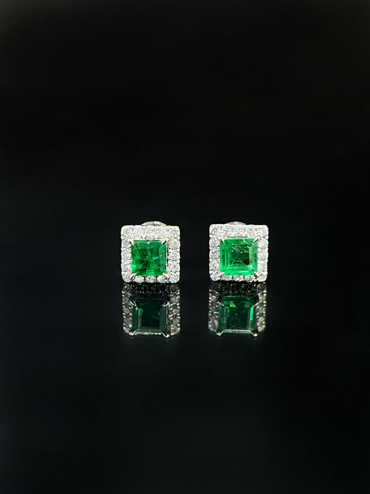 18K Emerald Stud Earrings with Halo of Diamonds In New Condition For Sale In Kowloon, HK