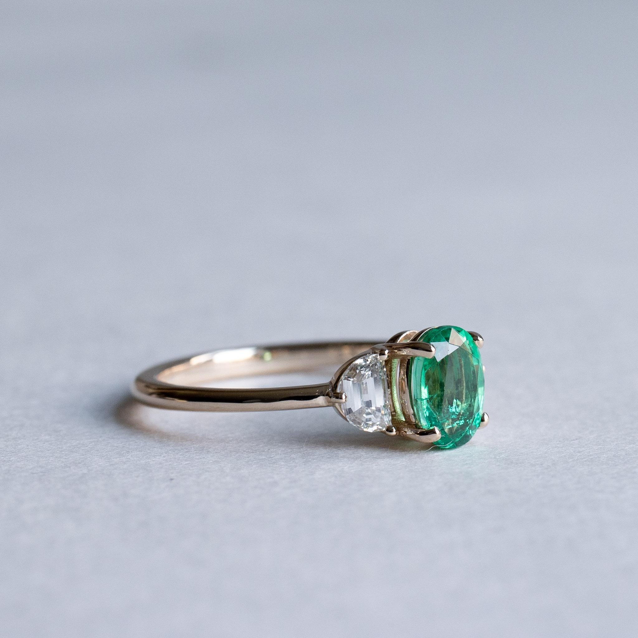 18k Emerald With Half Moon Diamonds Ring In New Condition In Wallingford, CT