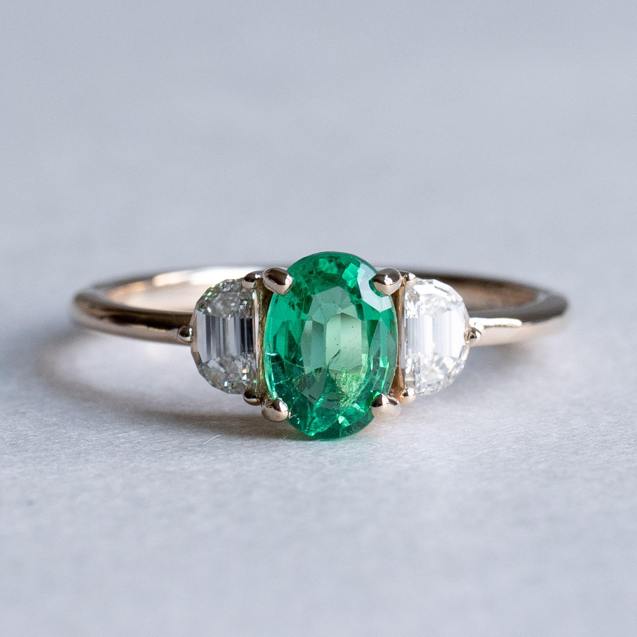 18k Emerald With Half Moon Diamonds Ring 3