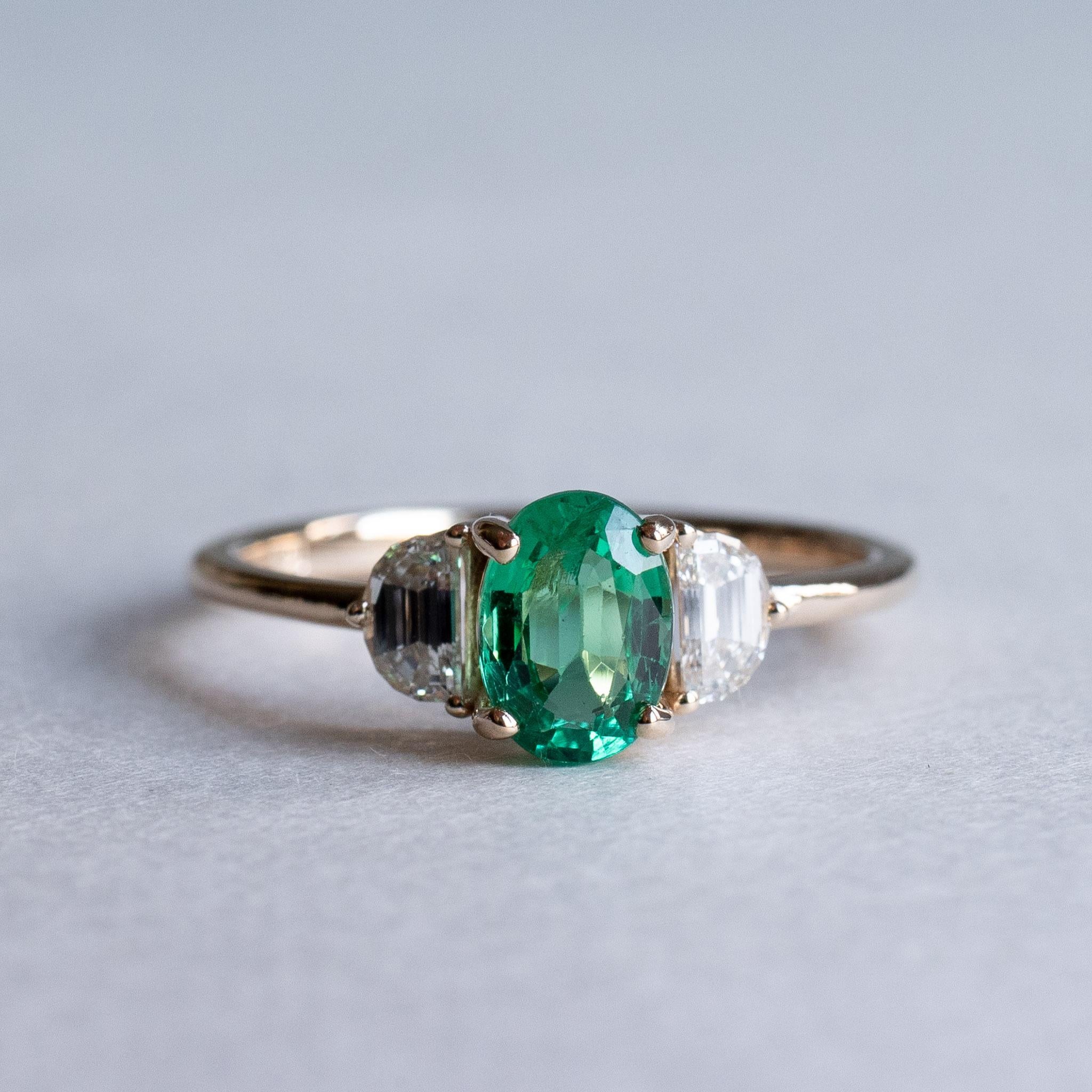 18k Emerald With Half Moon Diamonds Ring 4