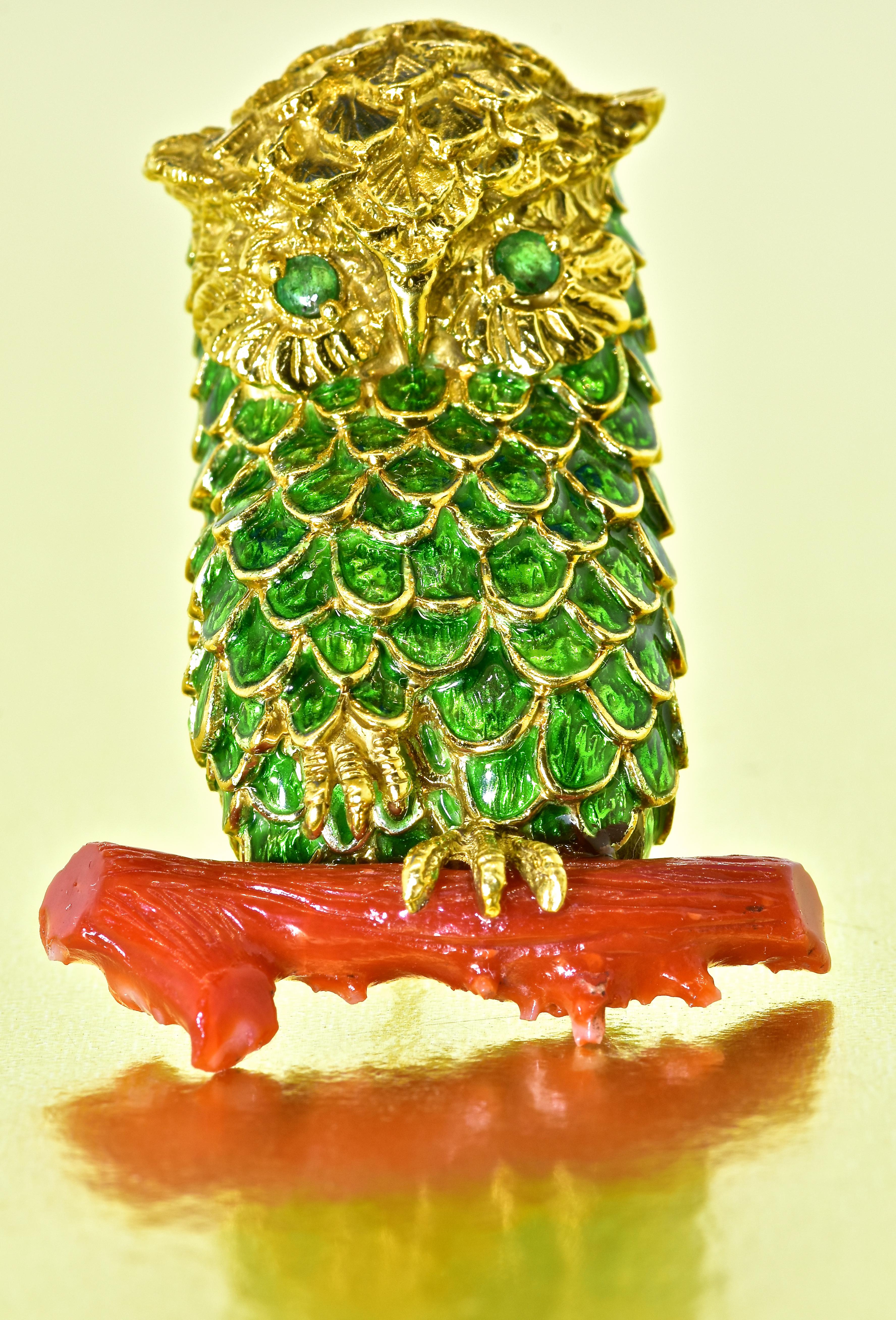 18 Karat, Enamel, and Emerald Vintage large Owl Brooch, circa 1965 In Excellent Condition In Aspen, CO