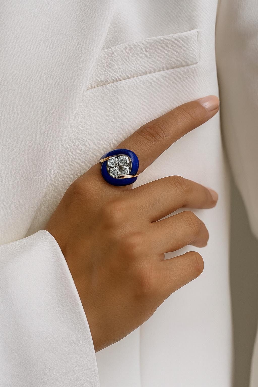 Une bague unique et exclusive datant de 1970, fabriquée en or 18 carats de 15 grammes, recouverte d'émail bleu et de quatre (4) diamants de taille ancienne d'un poids total de 1,20 carats (0,30 chacun).