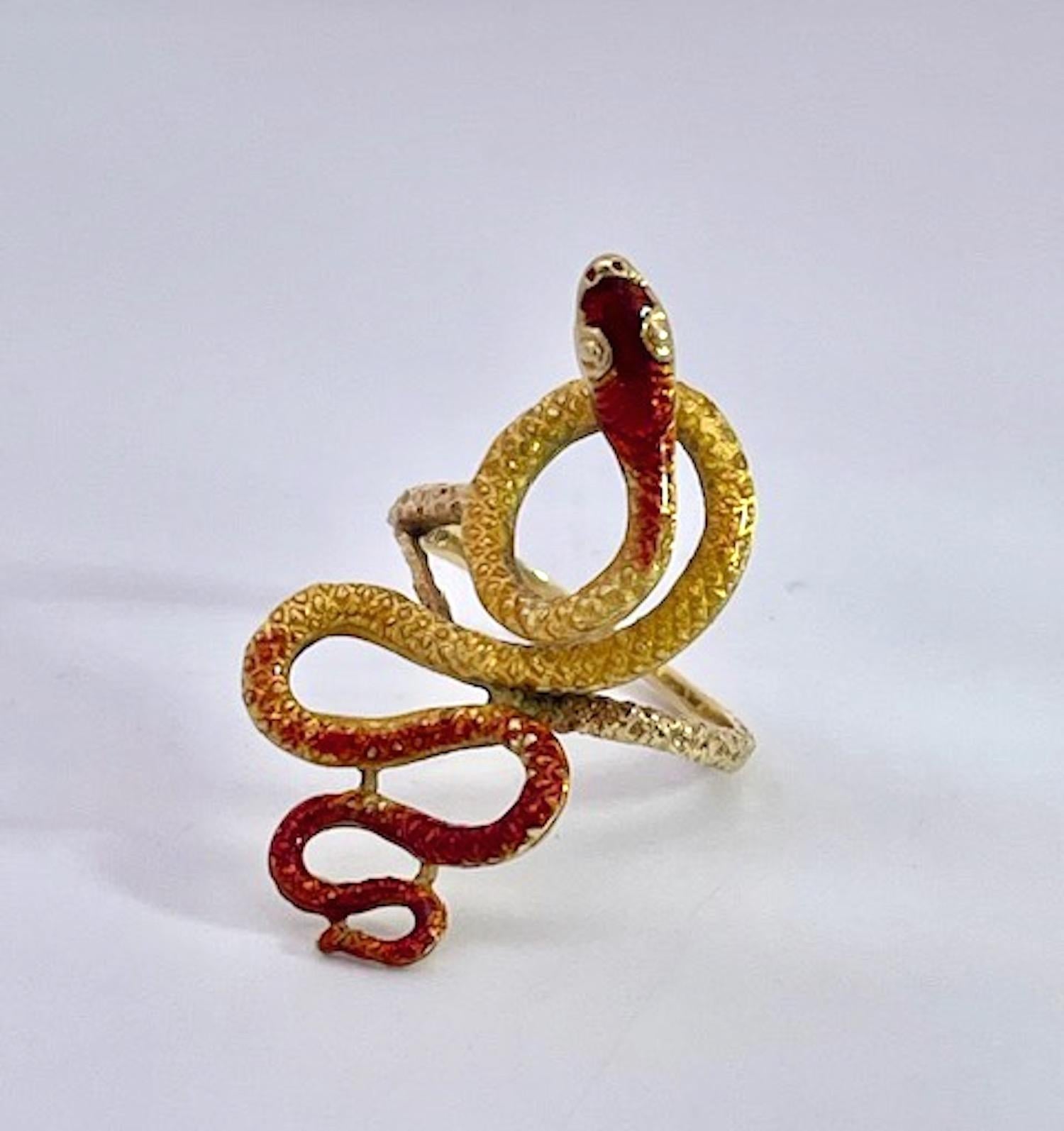 Dieser schöne Schlangenring stammt aus dem Nachlass einer Dame, die ihn 1961 in Florenz erwarb.  Dieser Ring ist ganz aus Emaille in Gold-, Gelb-, Orange- und Brauntönen.  Es gibt einige Emaille Verlust, aber wenig und es ist nicht von diesem