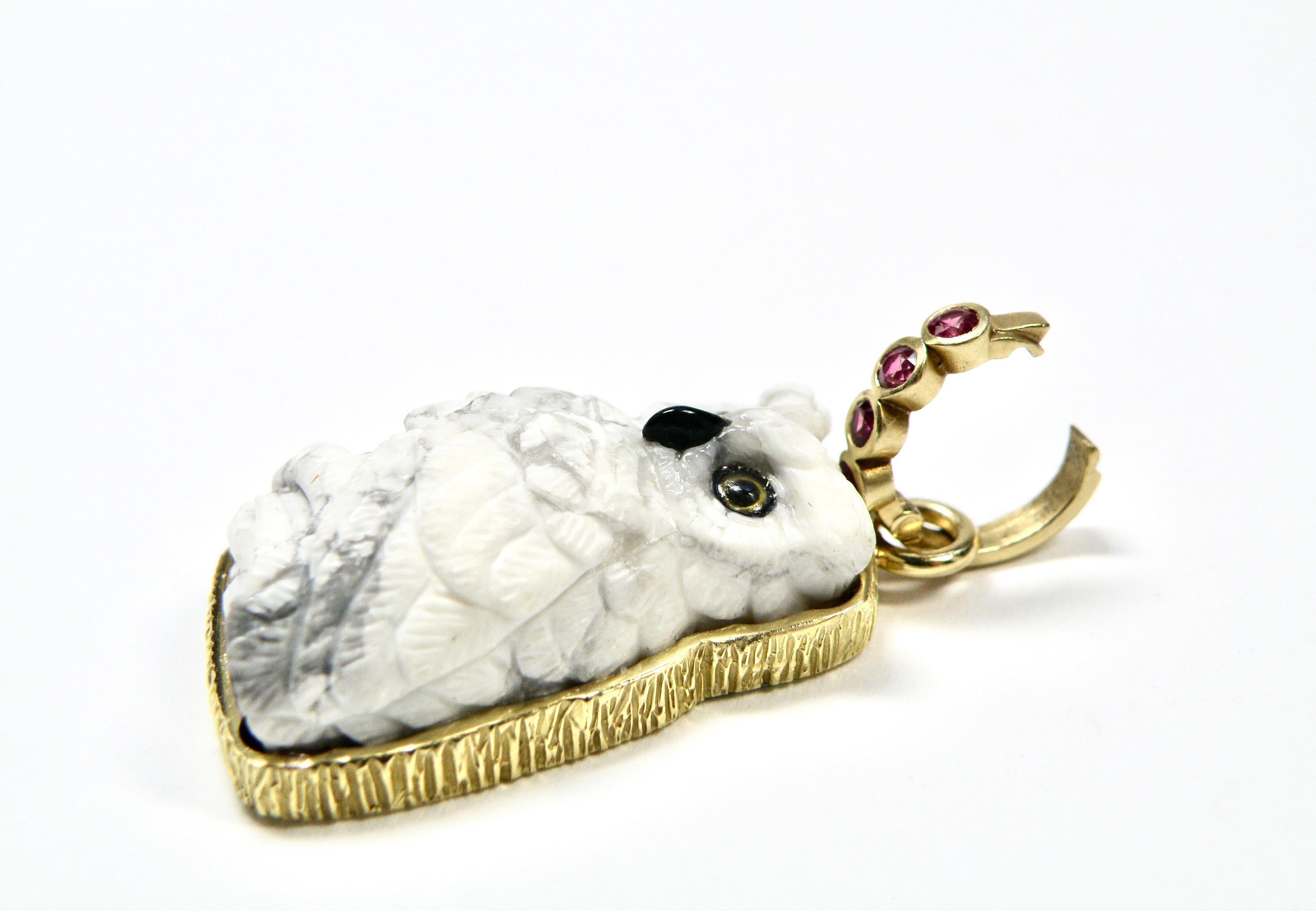 Potenziatore in oro 18k. Gufo di Howlite intagliato a mano con cauzione in zaffiro.