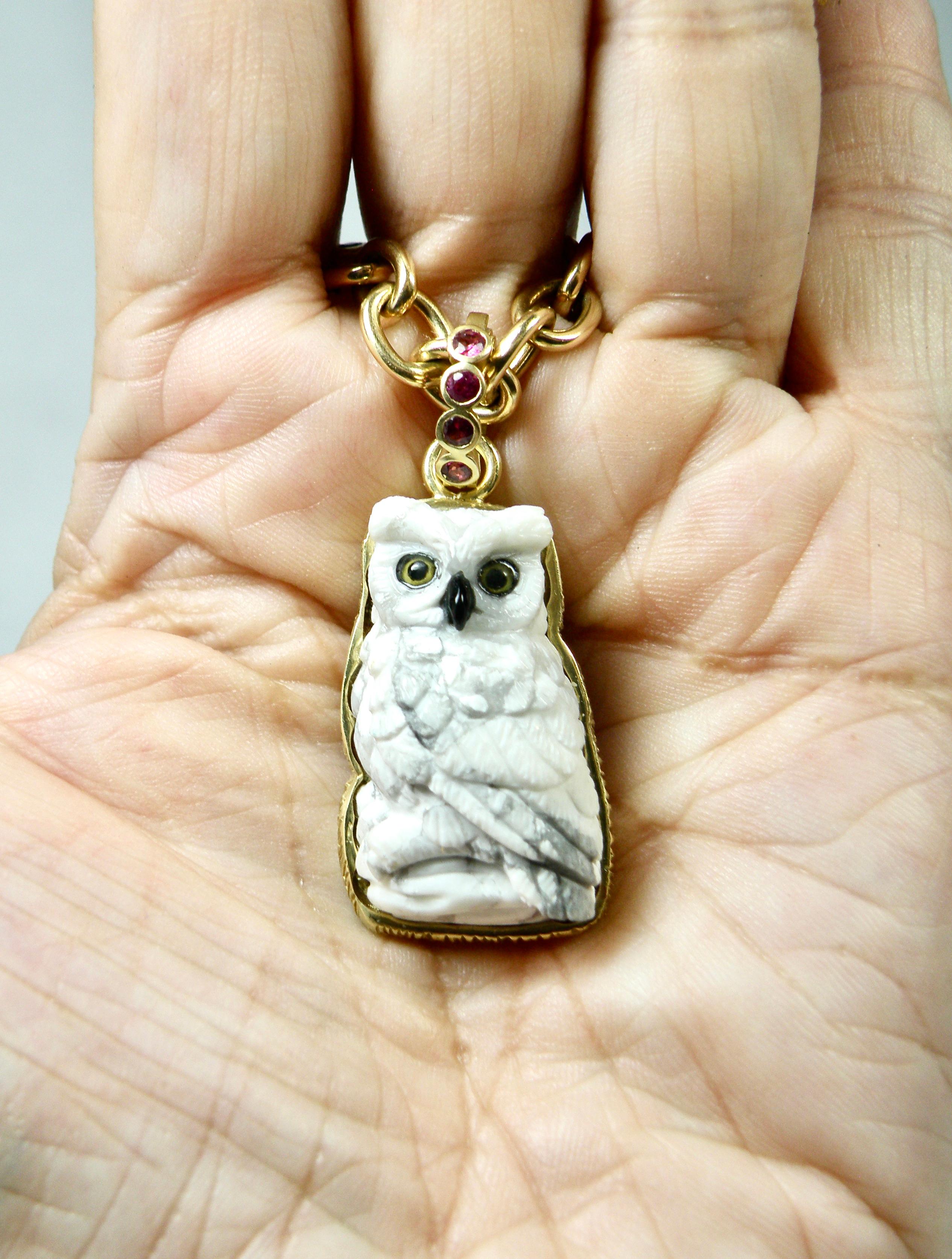 18k enhancer, carved Howlite Owl pendant with sapphire bail in vendita 1