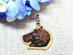 18 Karat Anhänger, geschnitzter obsidianischer Pferdekopf aus Mahagoni, Saphirbügel