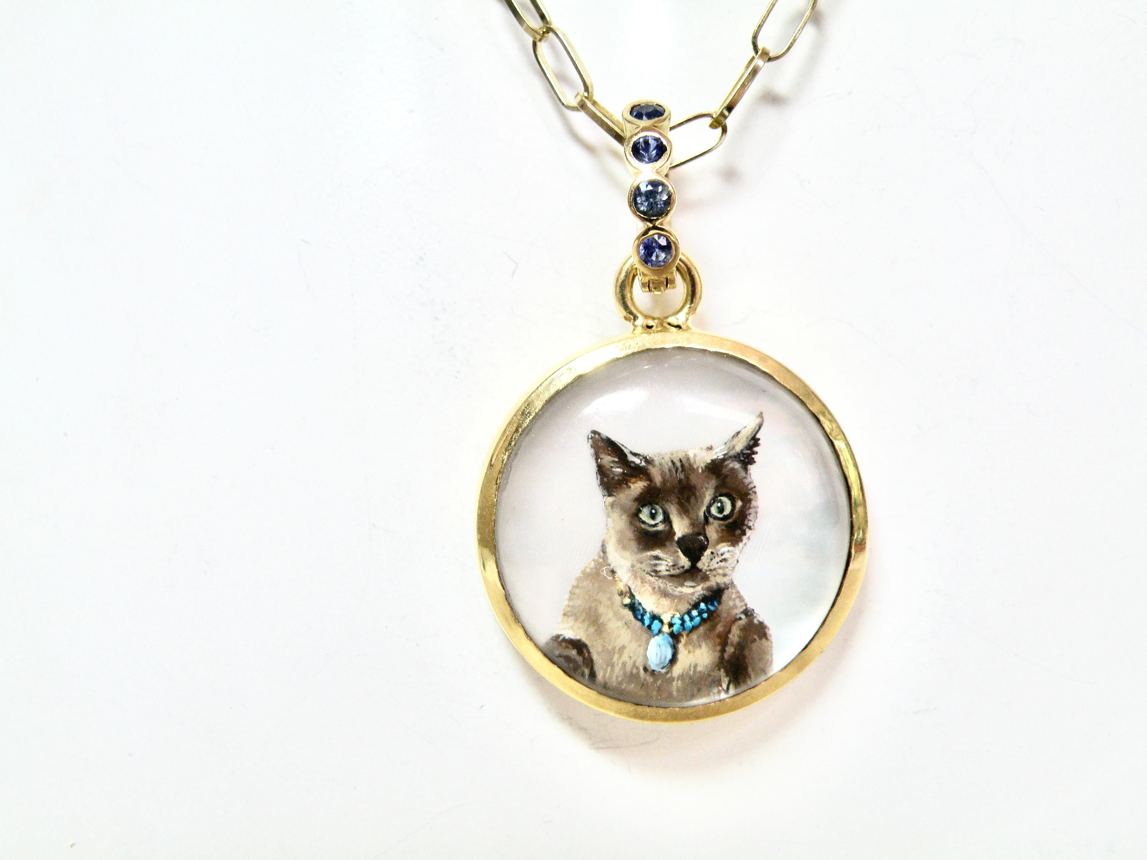 Gatto siamese dipinto a mano su madreperla, 18 carati. Cristallo rovesciato, con cauzione in zaffiro blu.