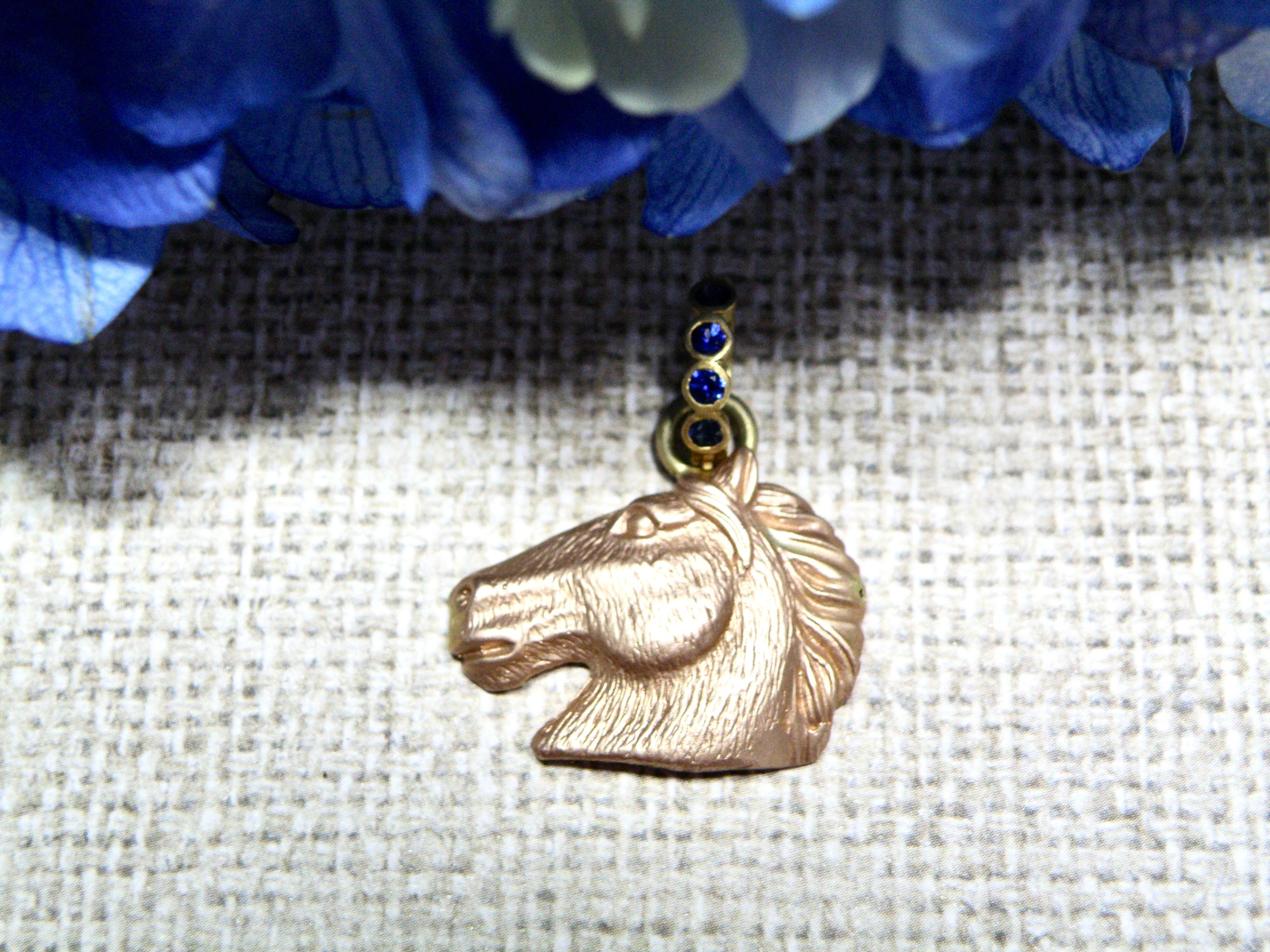 Beautiful Rosegold horsehead with Blue Sapphire bail.
Modelled after the Horses of Constantinople standing in St.Marks Square in Venice,Italy.
