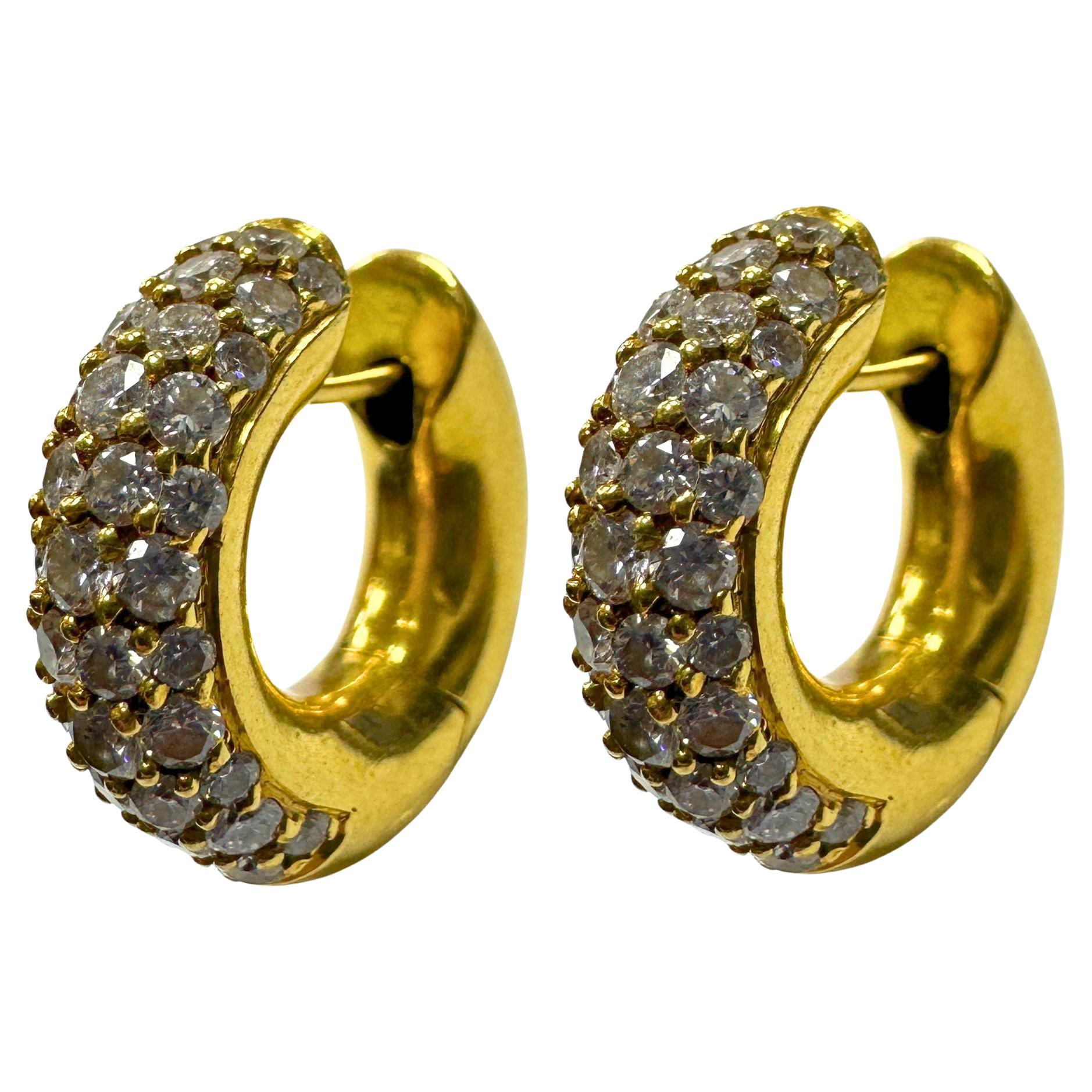 Prova la lussuosa eleganza dei nostri Abbracci con diamanti 18k Estate! Realizzati con 2,20 carati di diamanti scintillanti e contrassegnati da 