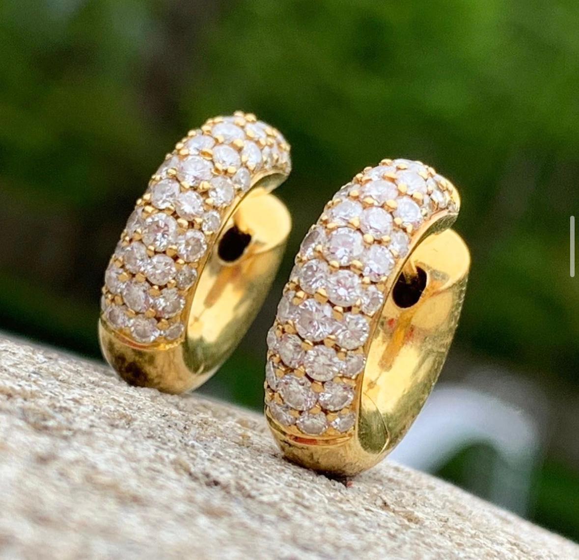 Abbracci con diamanti 18k Estate In condizioni buone in vendita a New York, NY