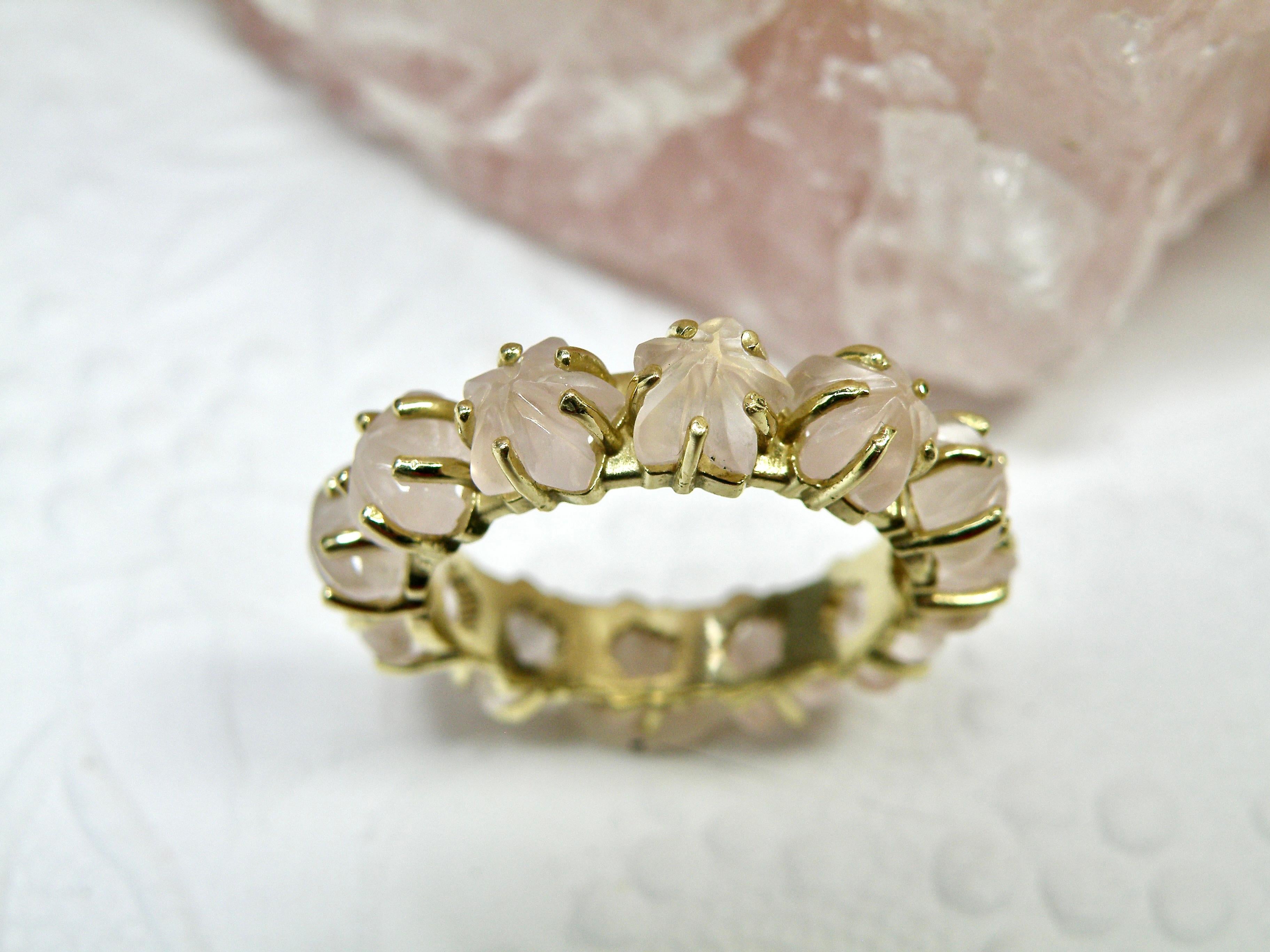 Anello a fascia Eternity 18k con delicati fiori intagliati di quarzo rosa