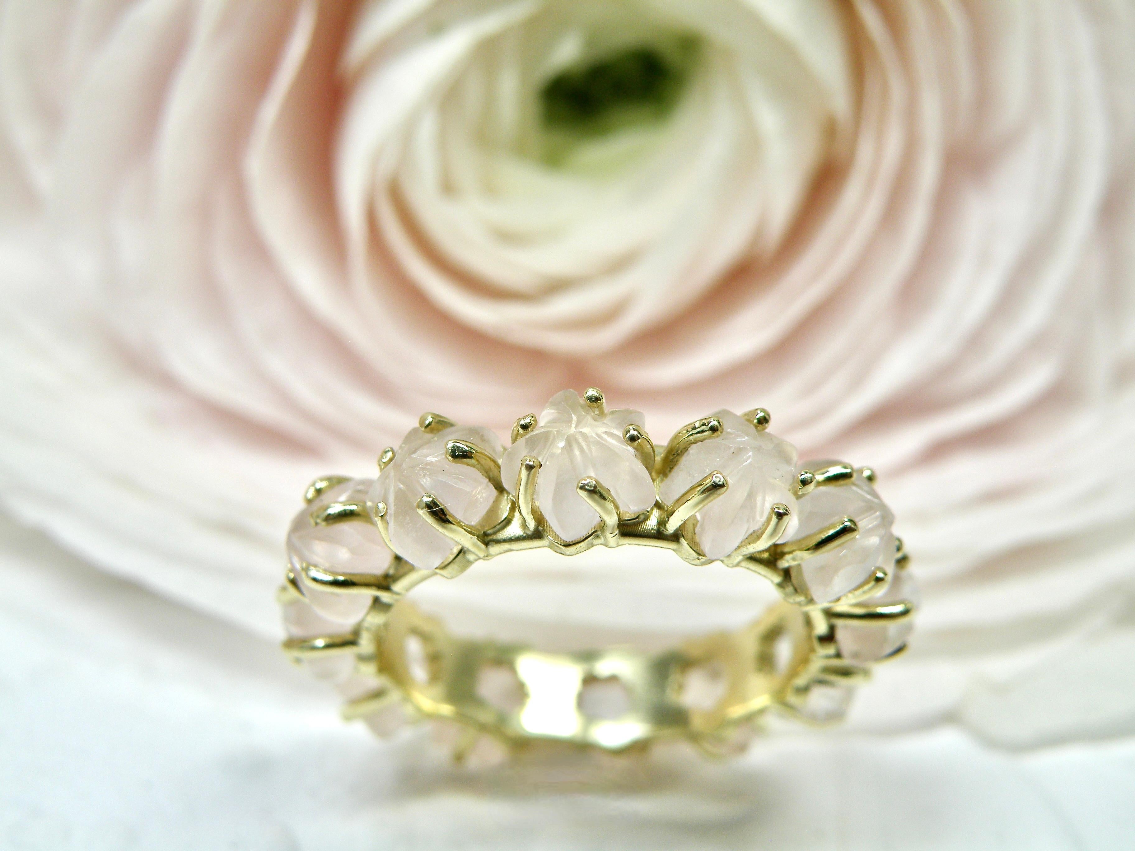Contemporaneo Anello eternità 18k con fiori intagliati di quarzo rosa in vendita