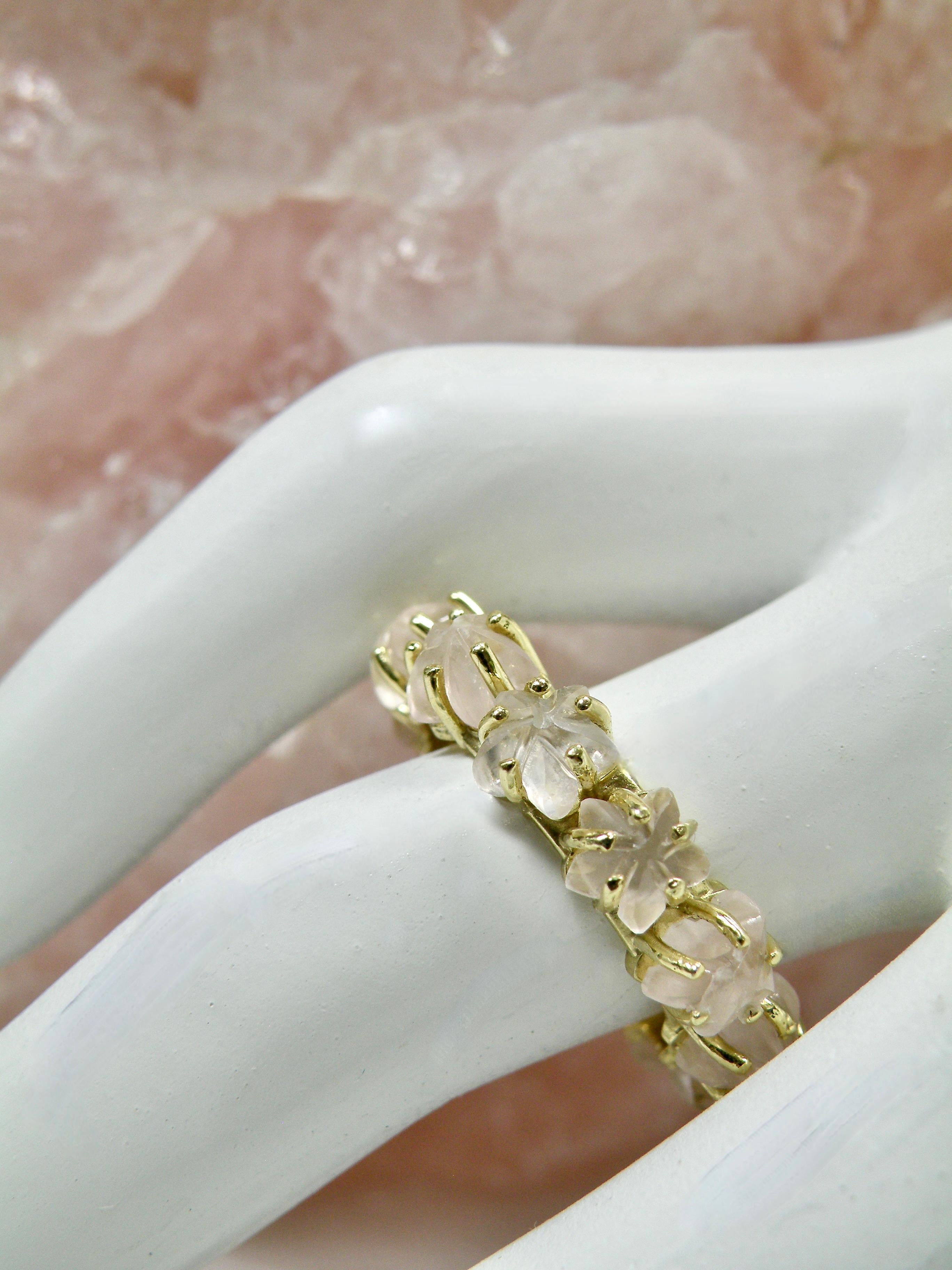 Anello eternità 18k con fiori intagliati di quarzo rosa In condizioni Nuovo in vendita a Cohasset, MA