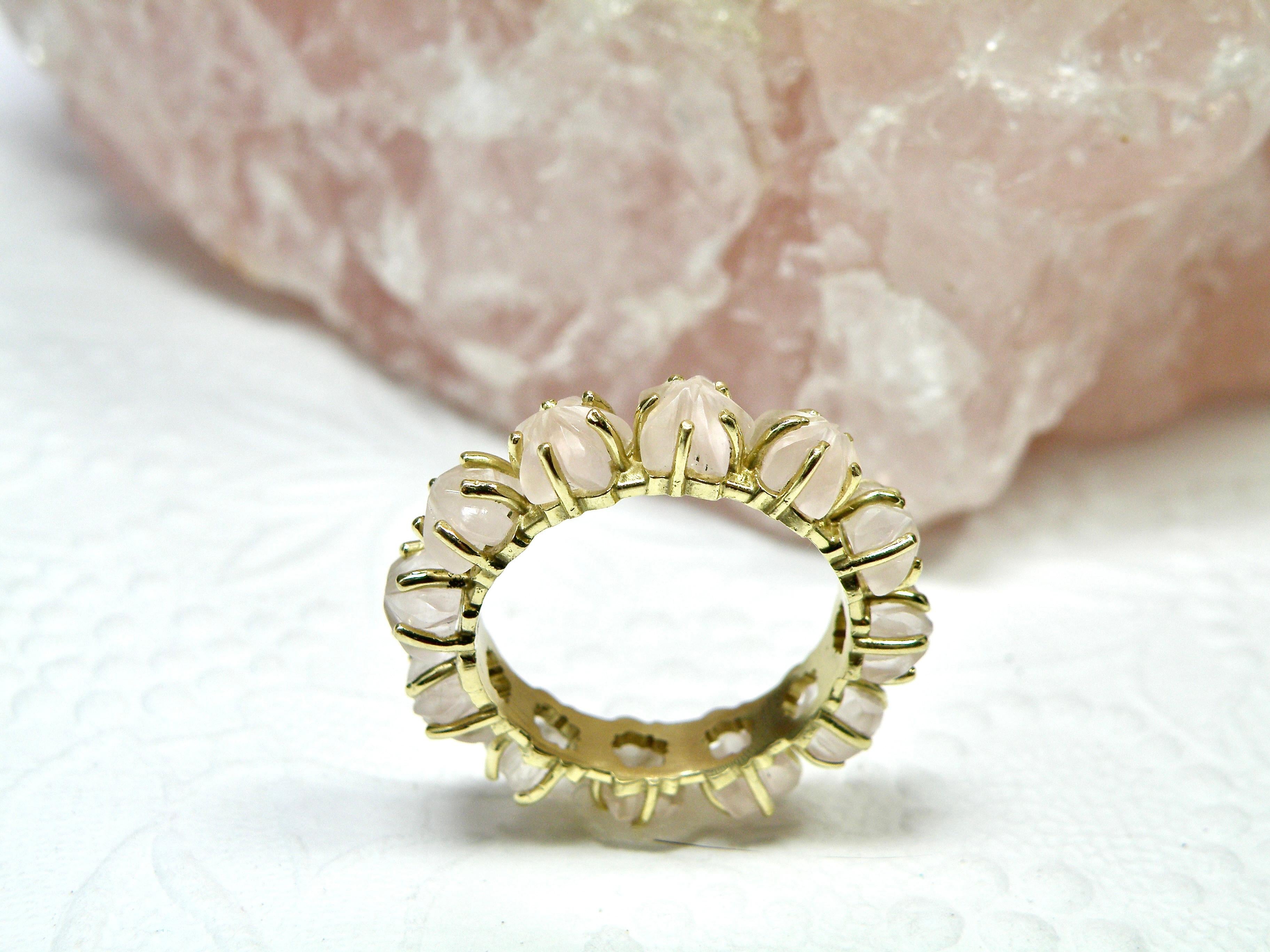 Anello eternità 18k con fiori intagliati di quarzo rosa in vendita 1