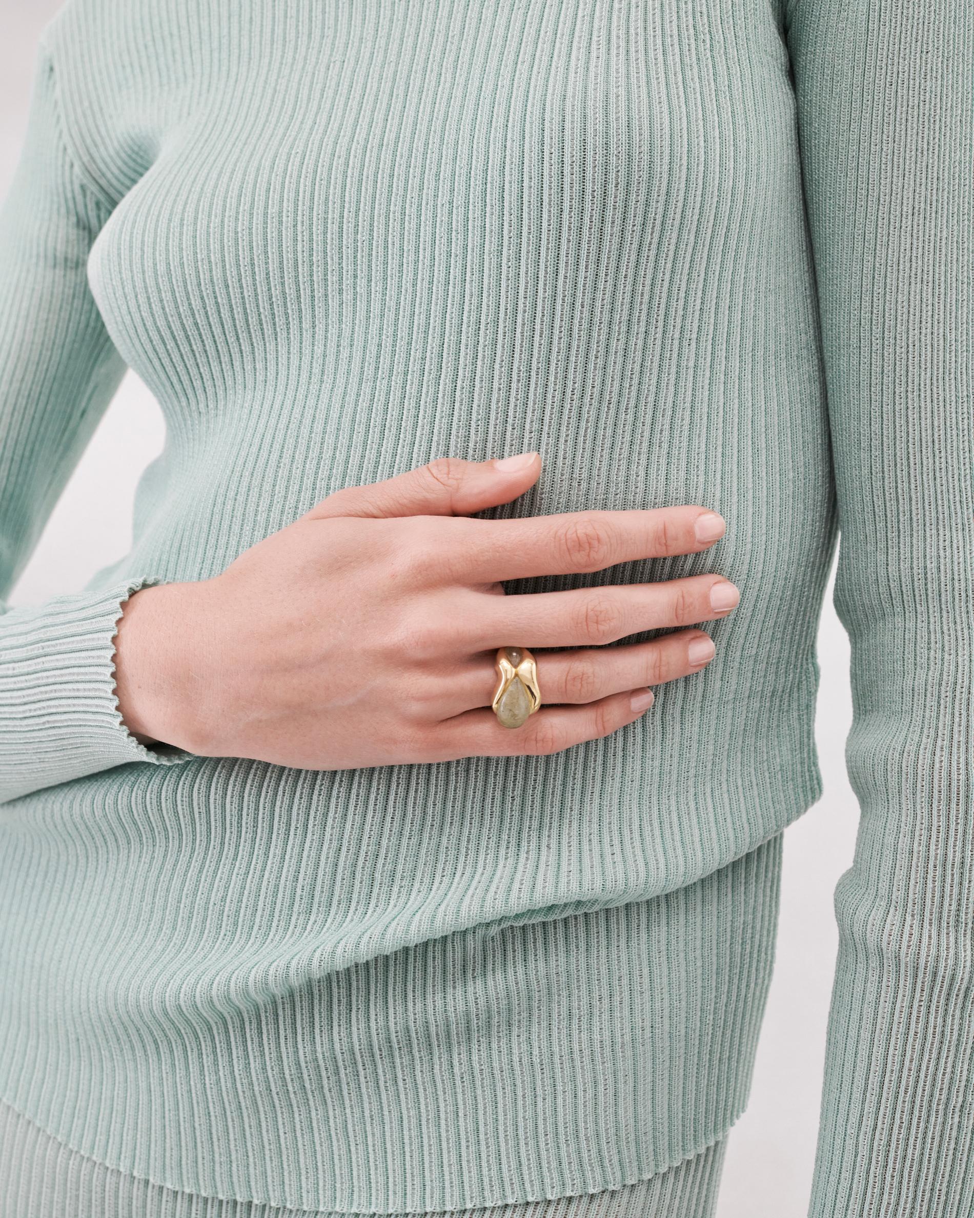 A more emphatic version of the SU ring enhances the contrast and dynamism of the original design to a bold effect. The larger of two natural stones disrupts the basic symmetry of the ring form, lending the design a free and fluid energy.

Ethical