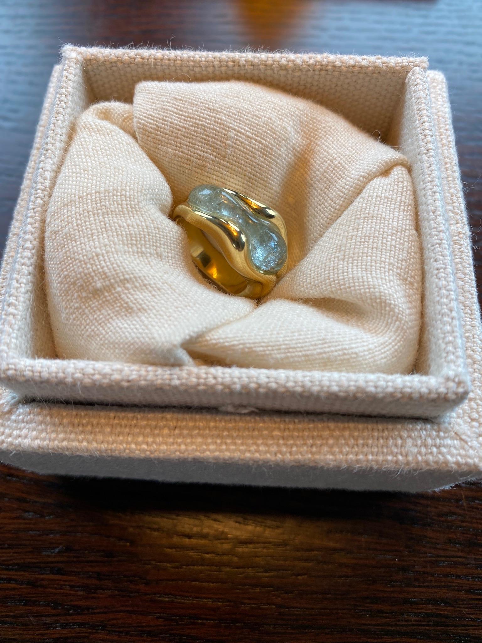Bague éthique en or jaune 18 carats et aigue-marine SU Wave en vente 13