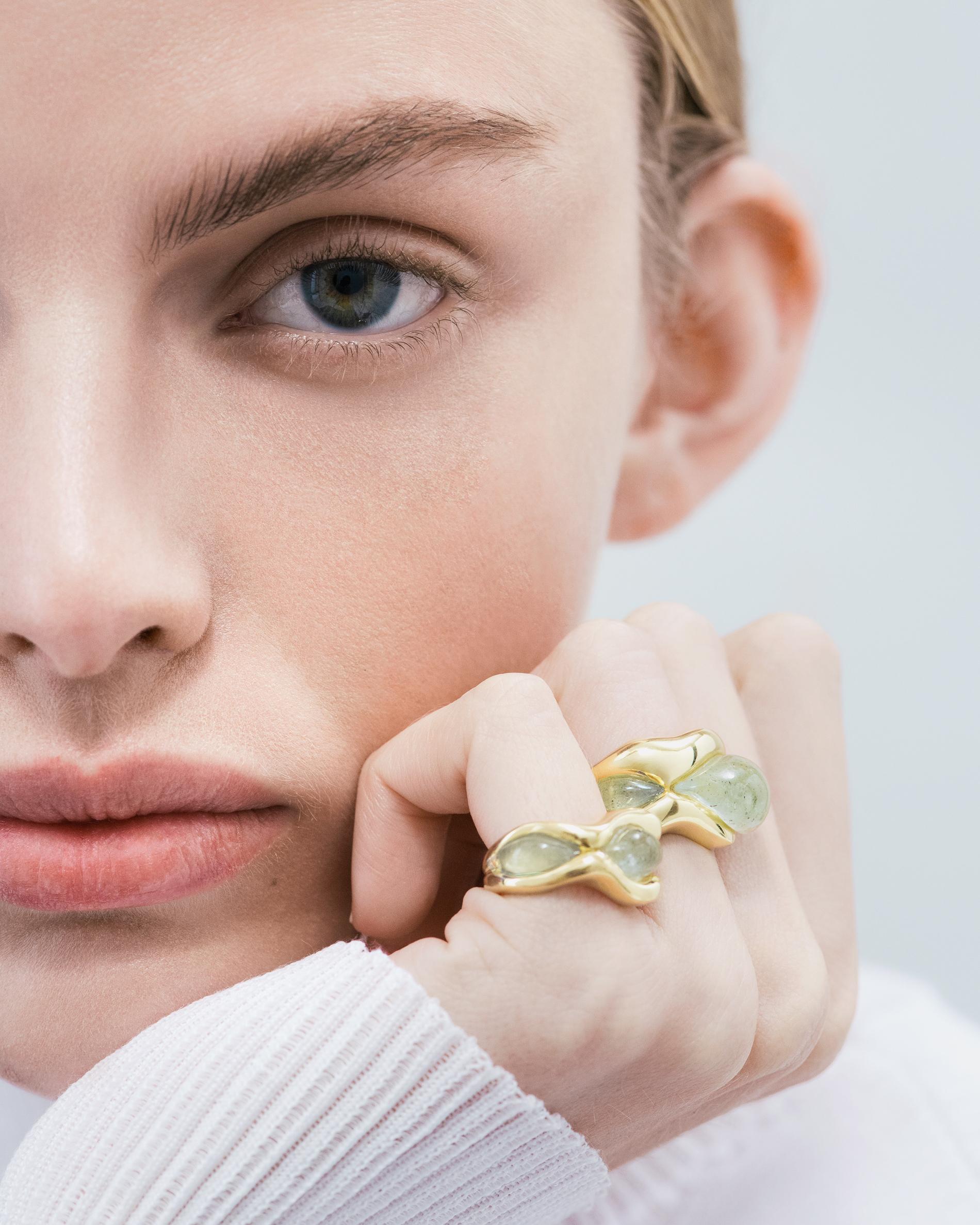 A dynamic ring of rippling forms and volumes, expressing themes of rebirth and rejuvenation. Undulating lines and sculpted stones evoke the ebb and flow of the tide, shifting with the motion and perspective of the wearer.

Ethical Practice:
DILHAN