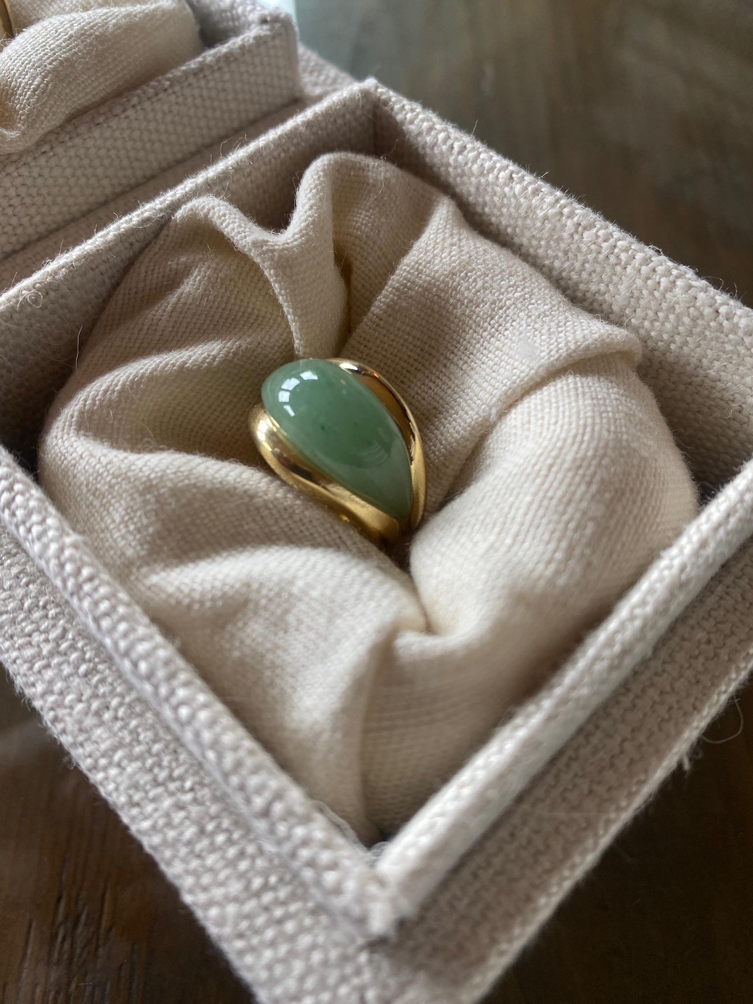 Bague éthique en or jaune 18 carats et aventurine SU Droplet en vente 7