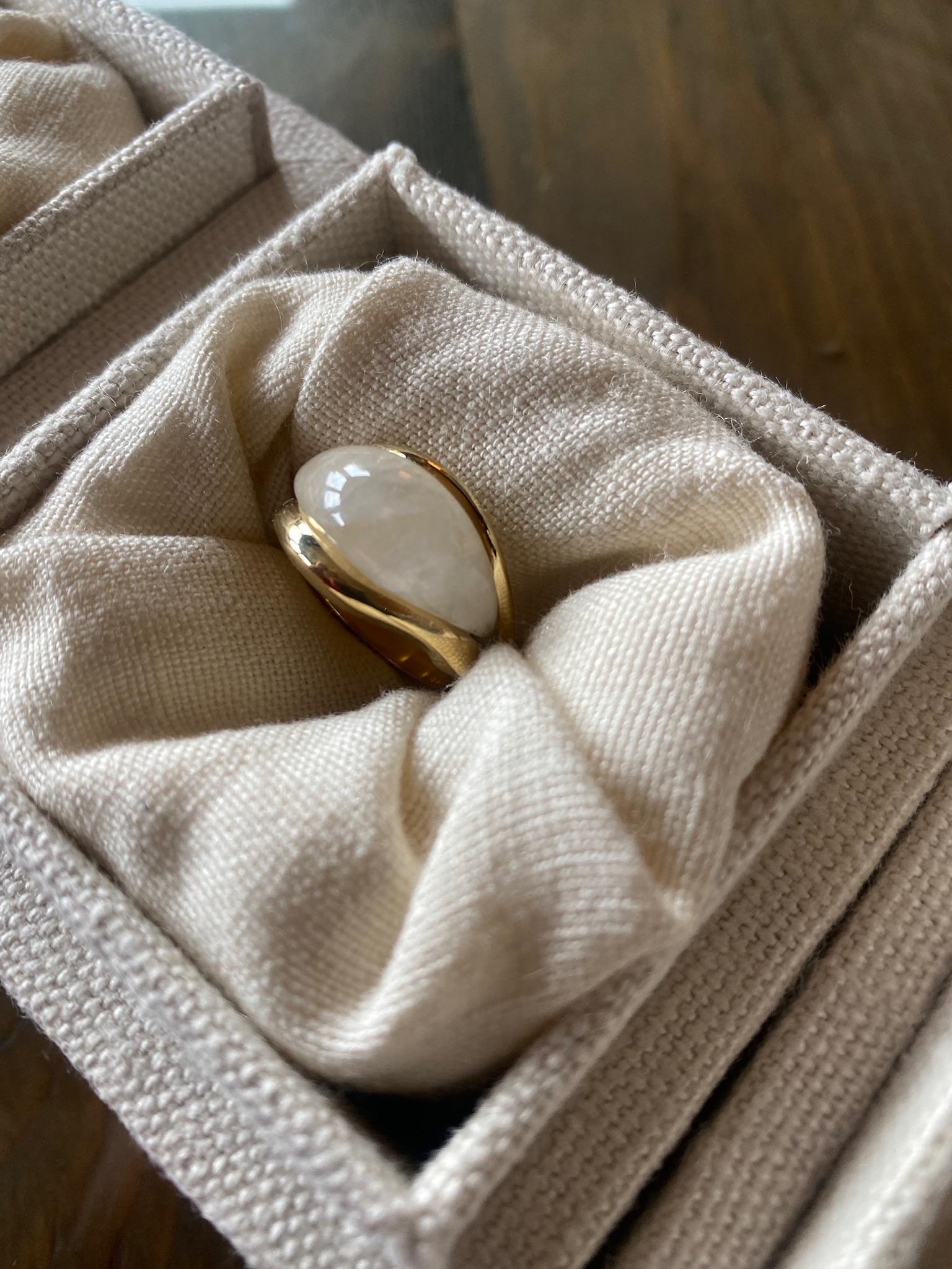 Bague éthique en or jaune 18 carats et aventurine SU Droplet en vente 8
