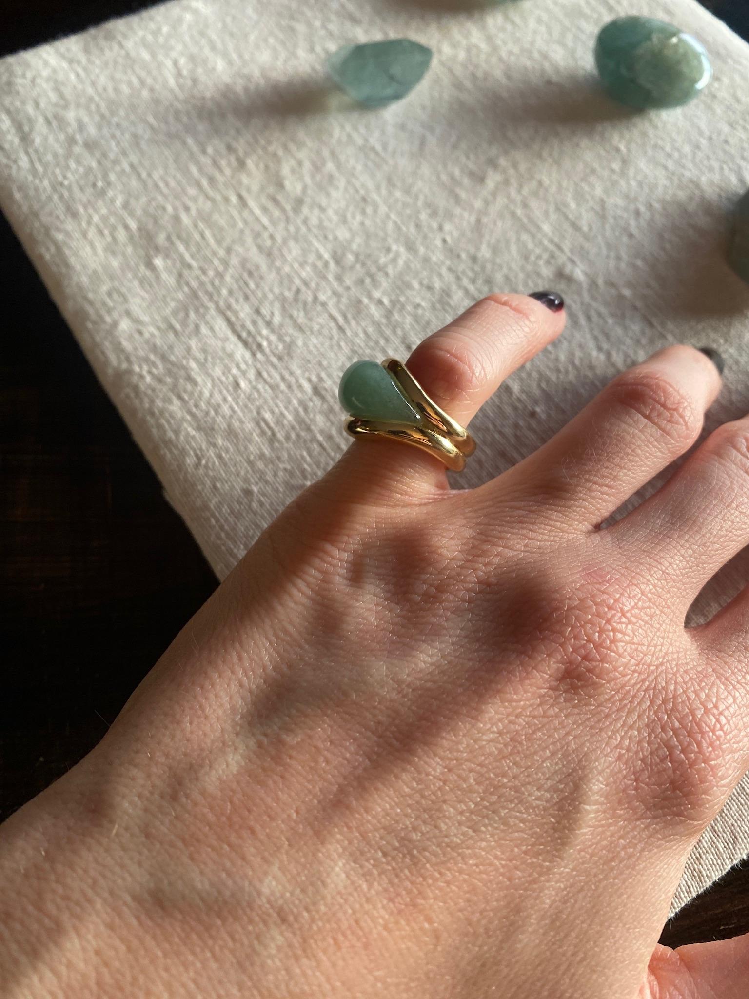 Bague éthique en or jaune 18 carats et aventurine SU Droplet en vente 1