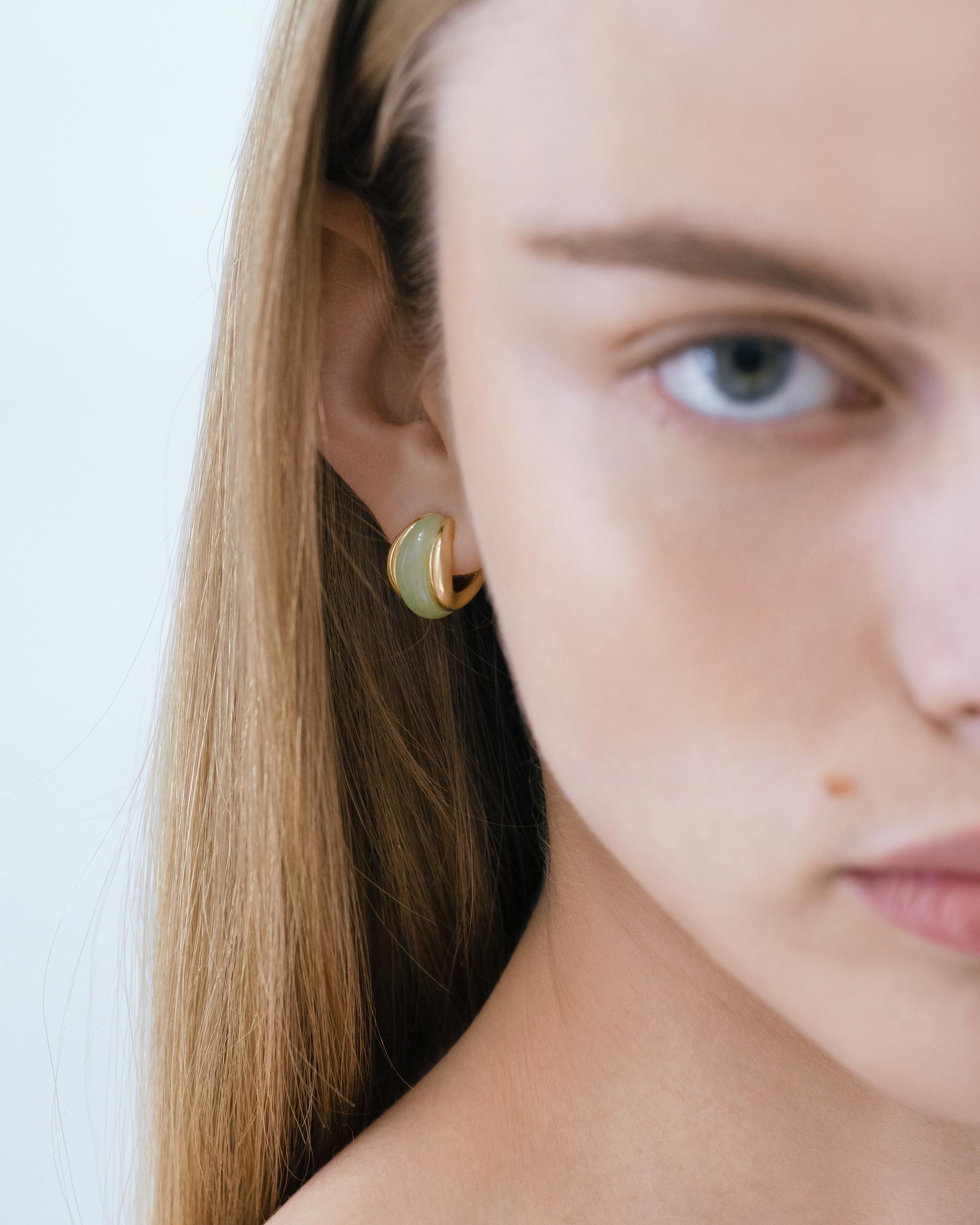 DILHAN Anneaux en or jaune éthique 18k et aventurine SU. Méticuleusement conçu pour épouser la forme de l'oreille, pour un ajustement sans couture et confortable. Les cerceaux SU sont d'une conception simple mais unique, avec de subtiles asymétries