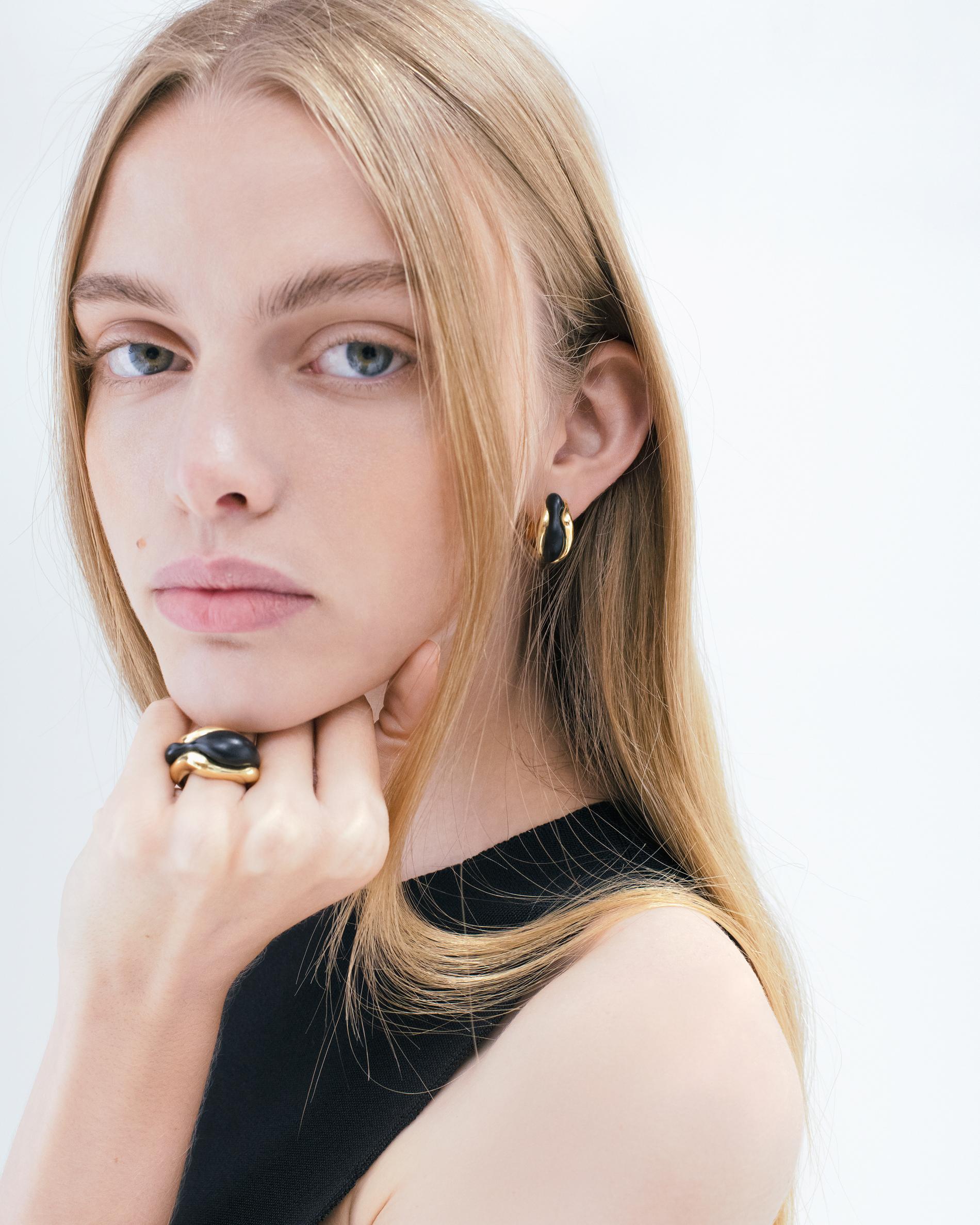 18 Karat ethisches Gelbgold und mattschwarzer Onyx SU Wave Ring Groß (Gemischter Schliff) im Angebot
