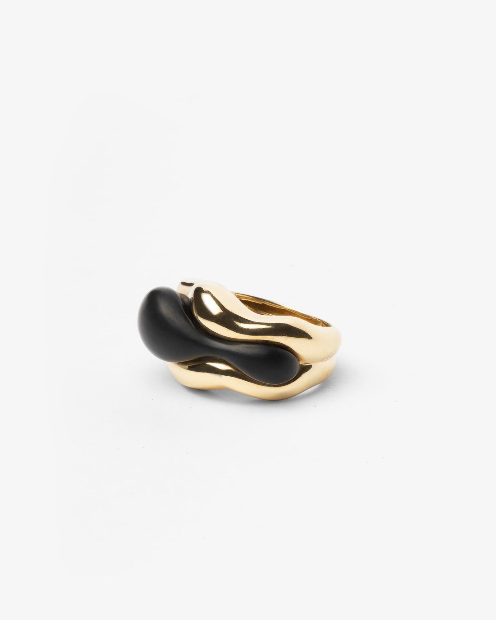 18 Karat ethisches Gelbgold und mattschwarzer Onyx SU Wave Ring Groß im Zustand „Neu“ im Angebot in London, GB