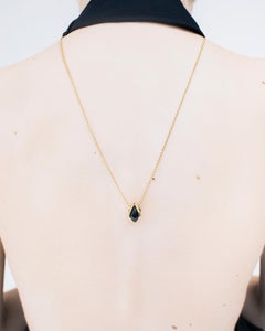 DILHAN or jaune 18 carats et onyx poli