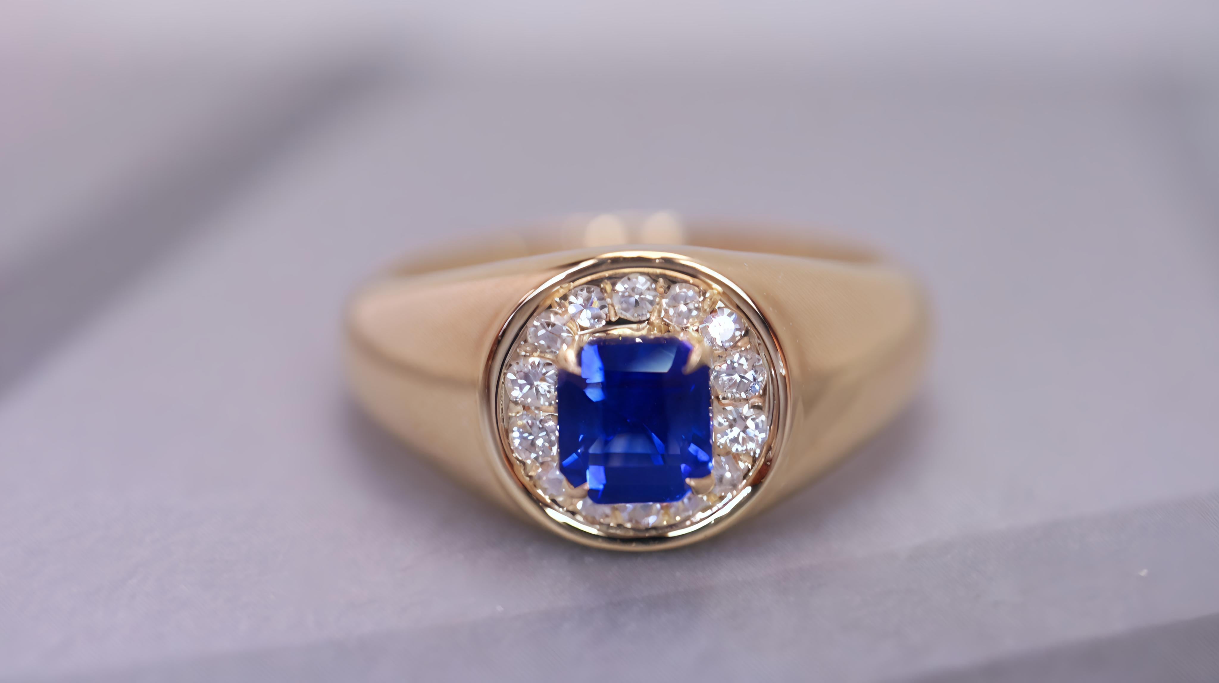 Anello 18 carati di squisito design con zaffiro blu reale intarsiato e diamanti

Pietra principale - 0.6 CT
A. Stone D - 0.144 CT 
Peso totale - 2,98 GM

Zaffiro Premium: Mostra uno zaffiro blu reale di alta qualità con un colore ricco e