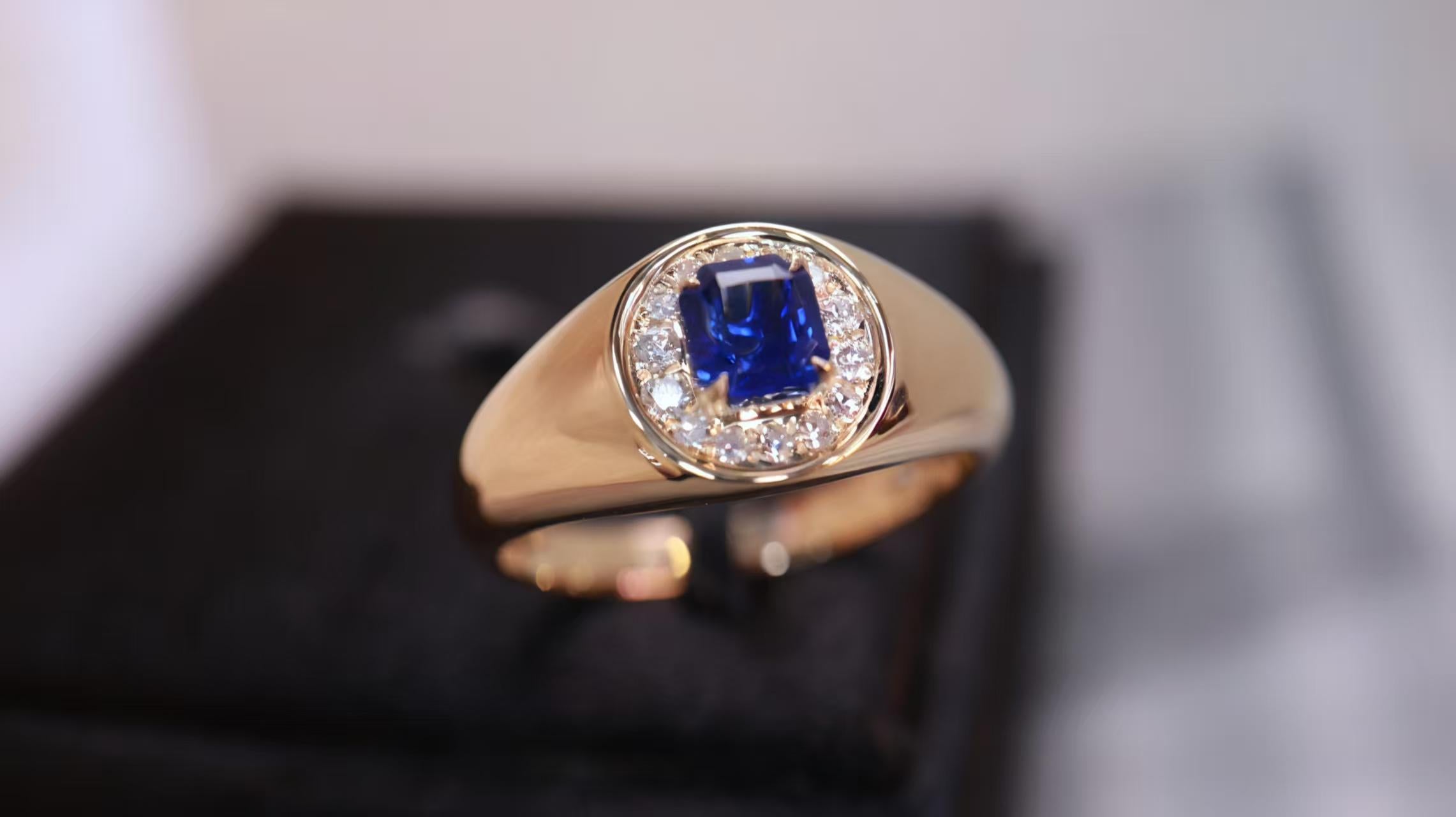 Anello 18 carati di squisito design con zaffiro blu reale intarsiato e diamanti In condizioni Nuovo in vendita a Kowloon, HK