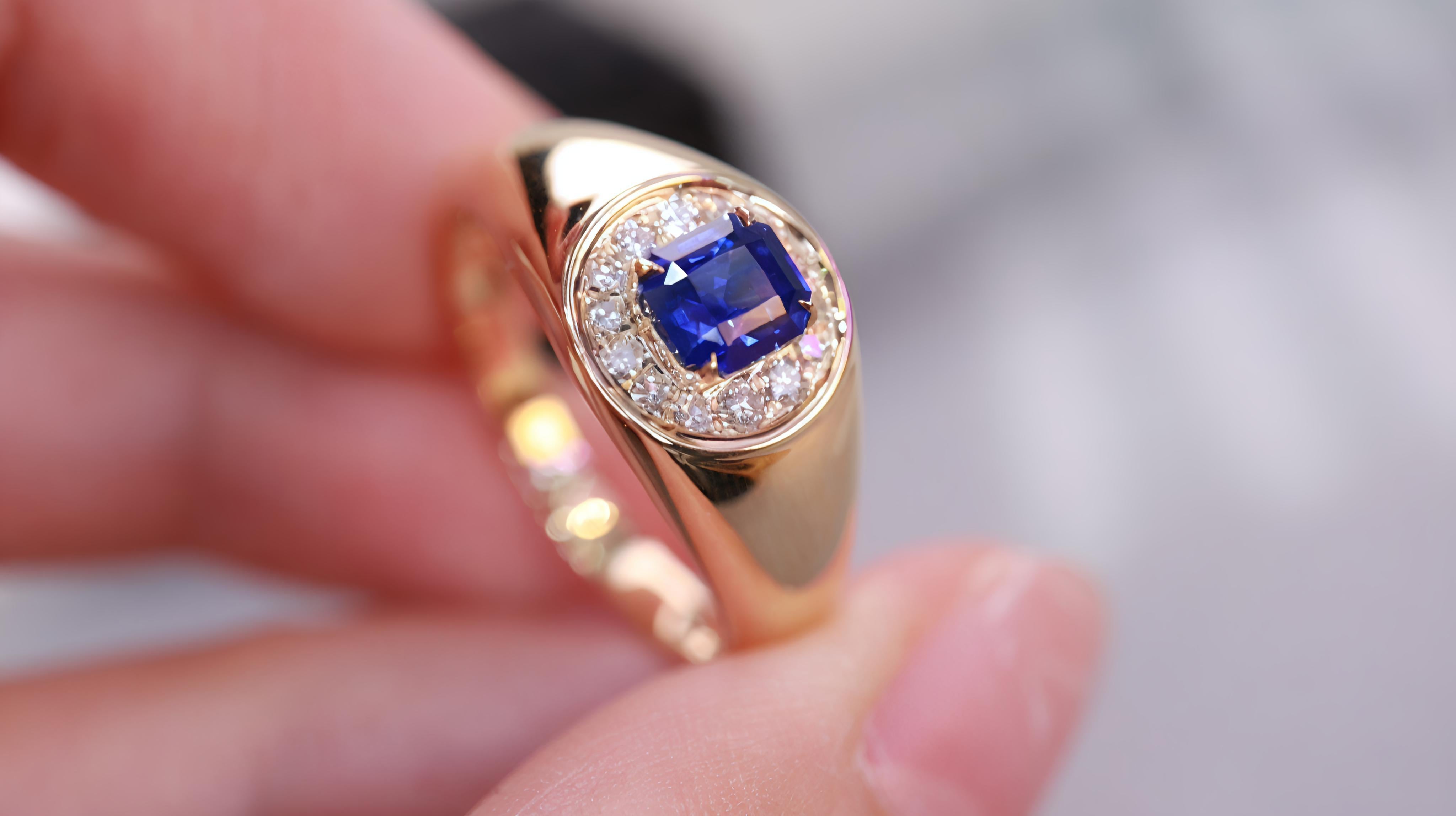Anello 18 carati di squisito design con zaffiro blu reale intarsiato e diamanti in vendita 1