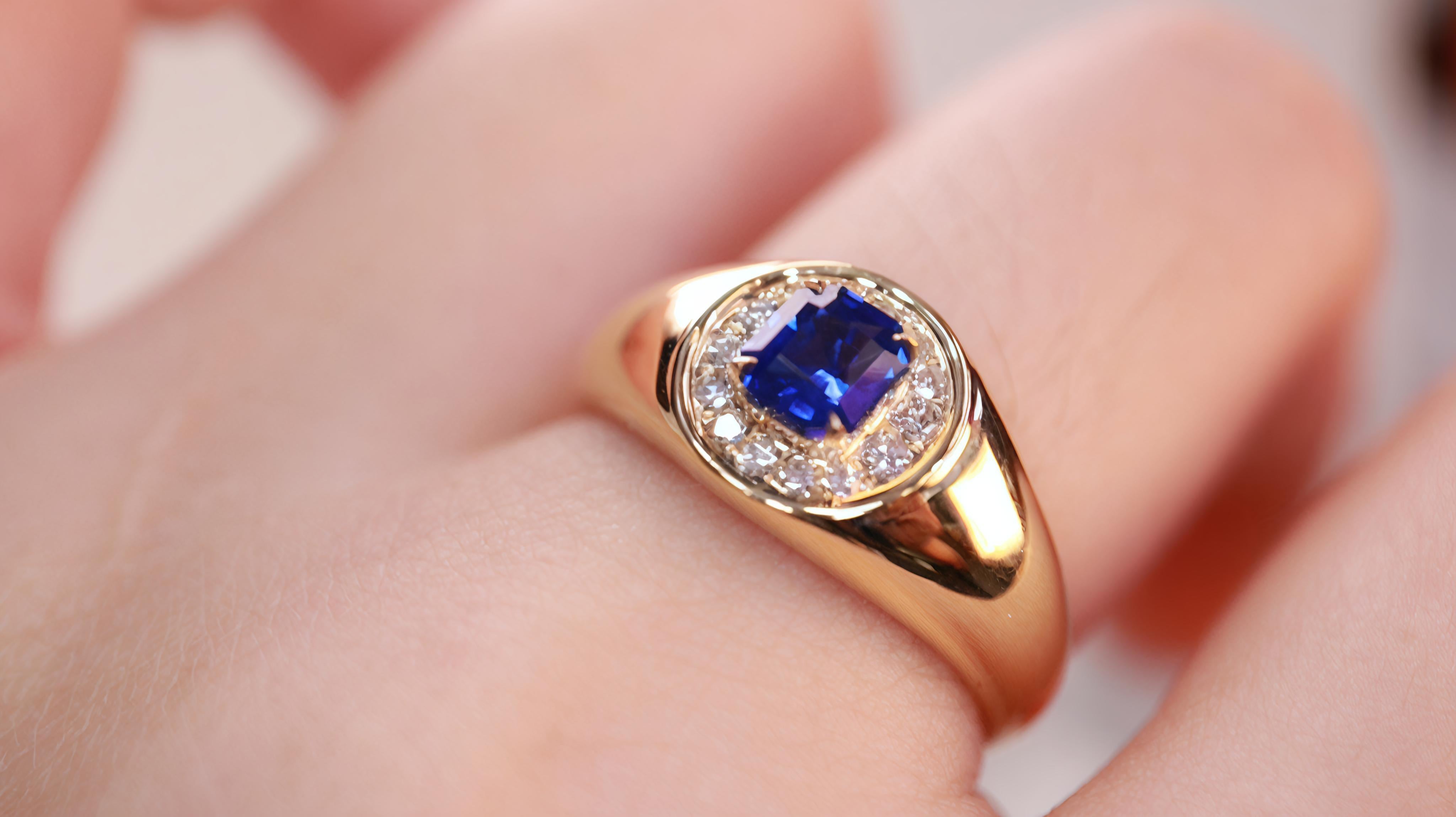Anello 18 carati di squisito design con zaffiro blu reale intarsiato e diamanti in vendita 2