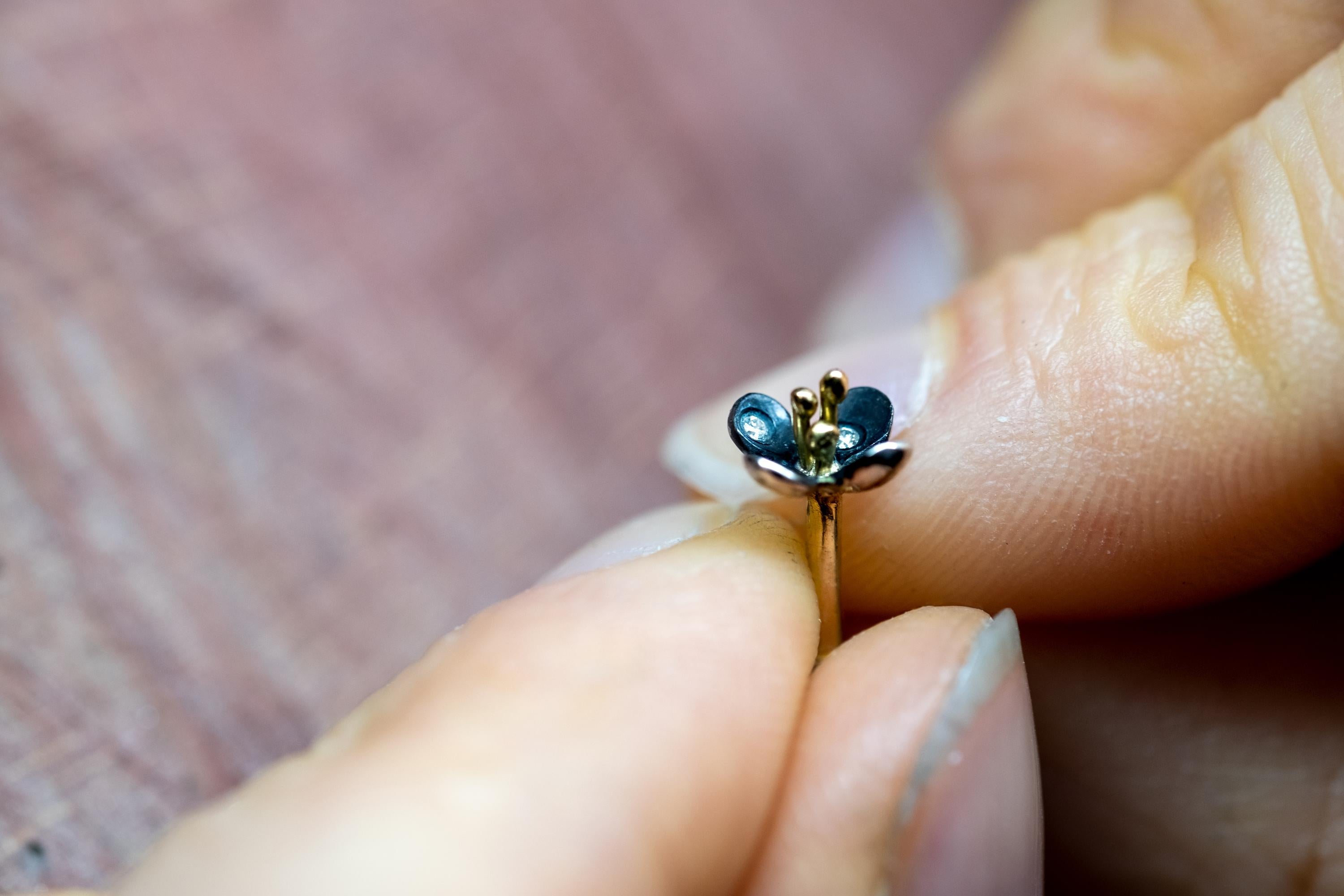 Or et argent ébénisés 18 carats, diamants de marque Canada, faits à la main, perçage floral n° 7 Neuf - En vente à Rimini, IT