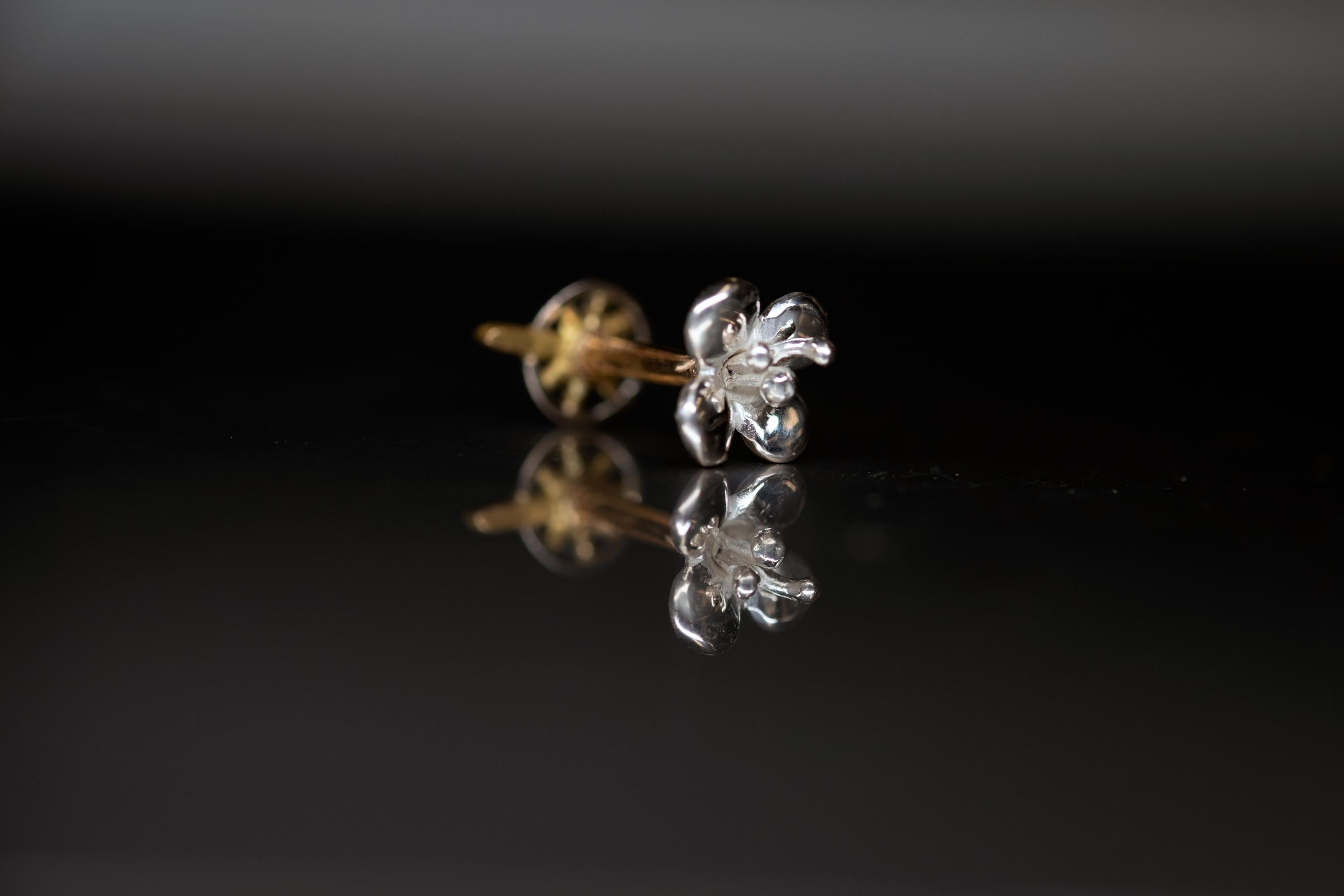 Or et argent ébénisés 18 carats, faits à la main, perçage de fleur n° 3 en vente 1