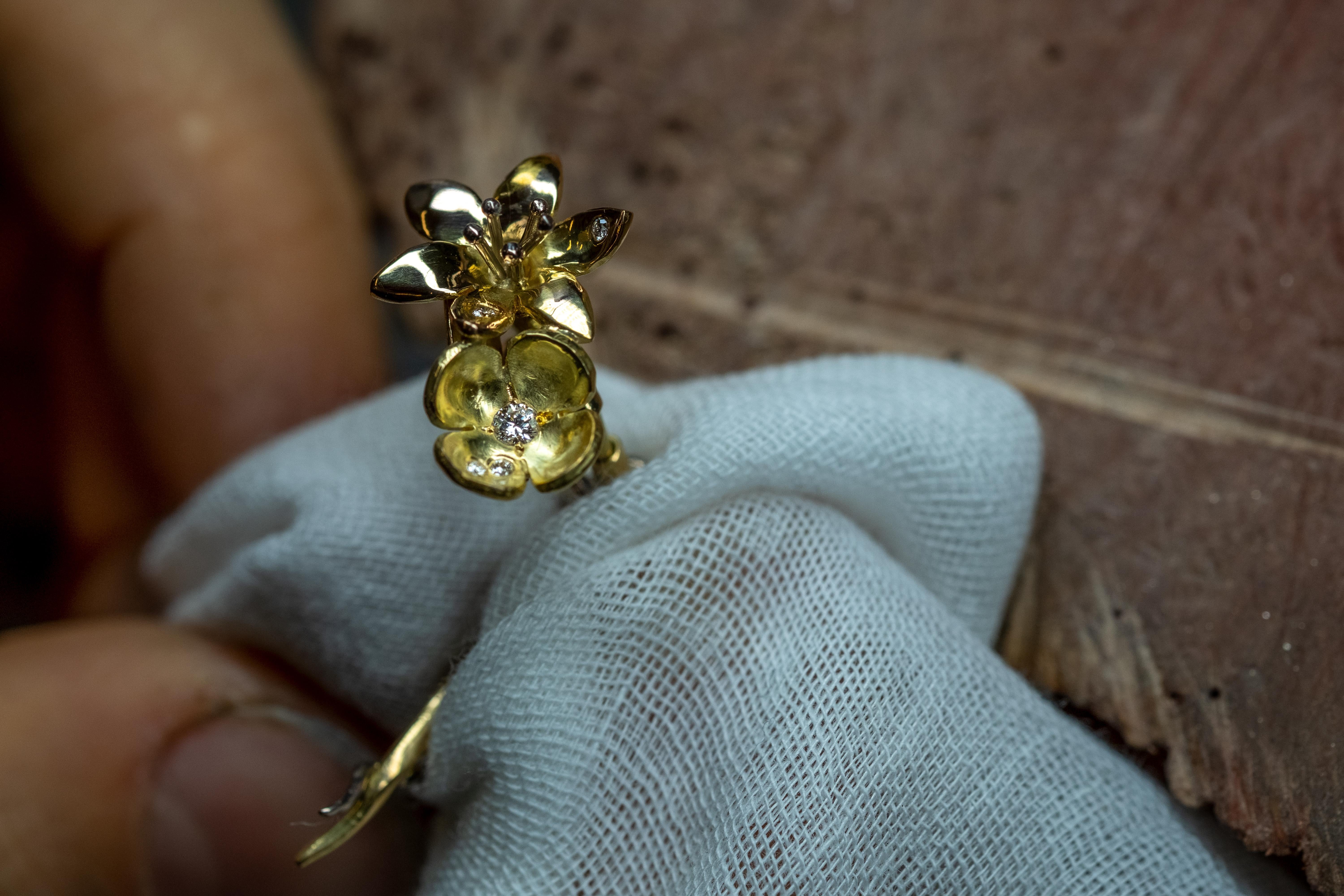 18K Fairmined Gold, Canadamark Diamonds, Handmade, Flower Earring #2 In New Condition For Sale In Rimini, IT